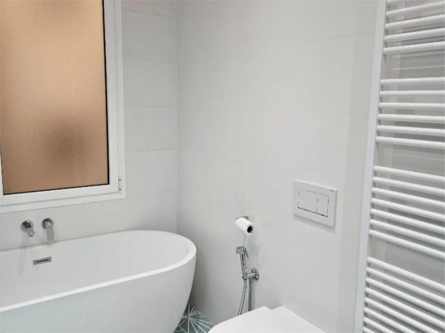 Flat for sale in Argüelles Bathroom of Flat for sale in Madrid with Air Conditioner, Heating and Storage room