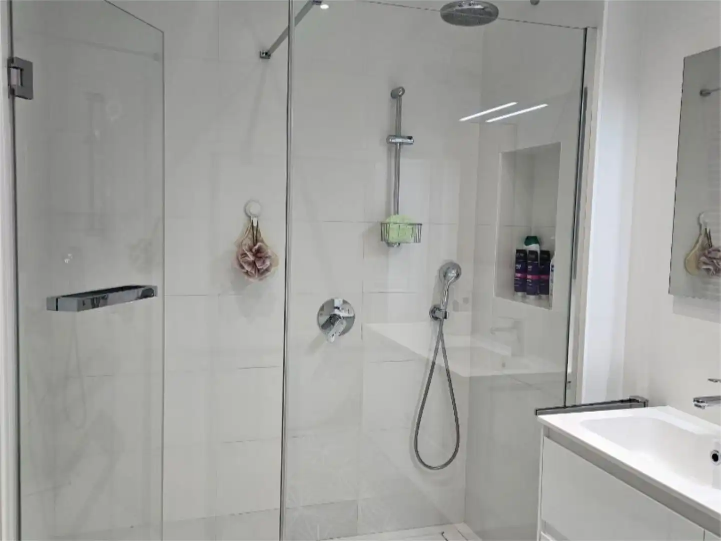 Flat for sale in Argüelles Bathroom of Flat for sale in Madrid with Air Conditioner, Heating and Storage room