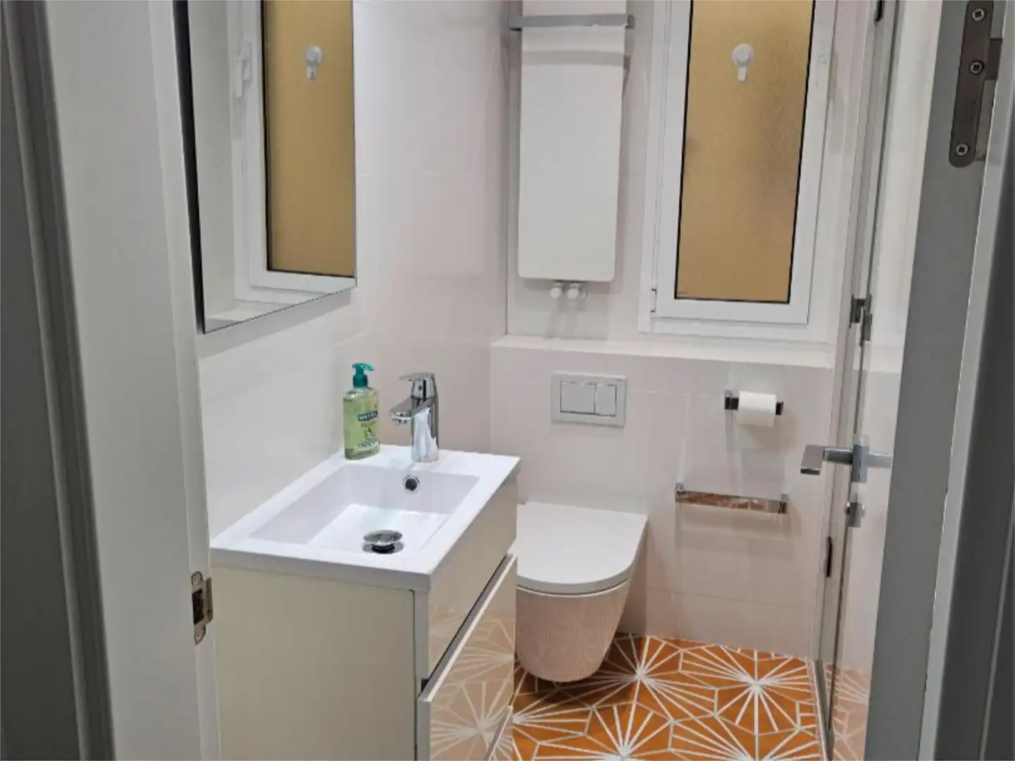 Flat for sale in Argüelles Bathroom of Flat for sale in Madrid with Air Conditioner, Heating and Storage room