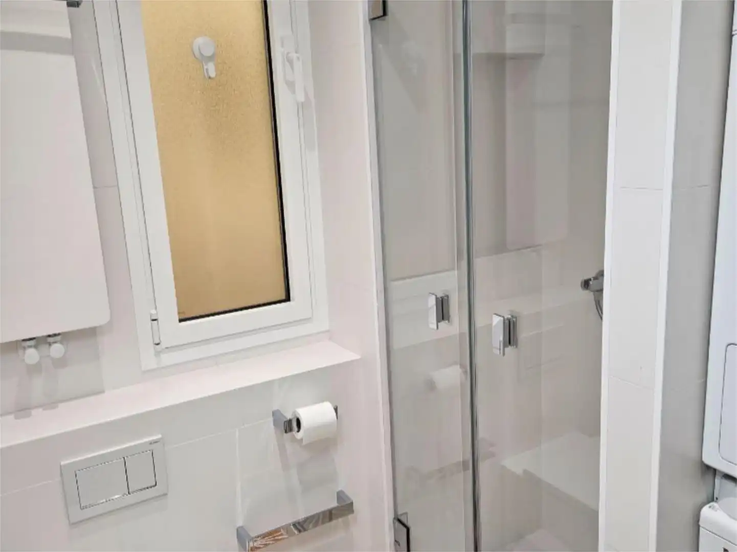 Flat for sale in Argüelles Bathroom of Flat for sale in Madrid with Air Conditioner, Heating and Storage room
