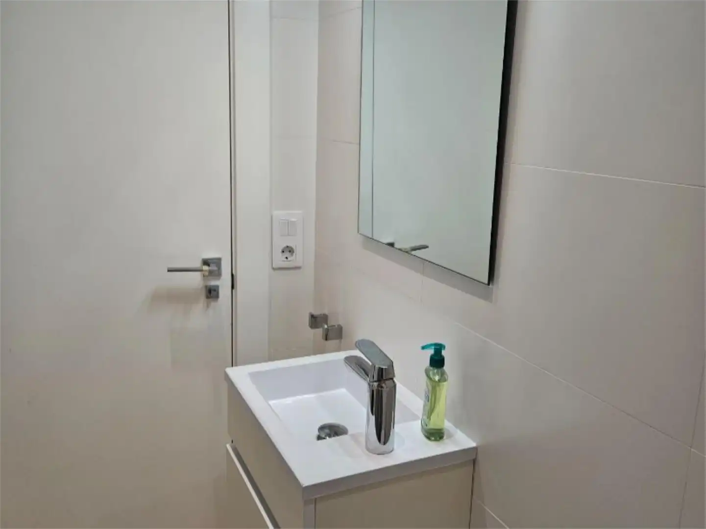 Flat for sale in Argüelles Bathroom of Flat for sale in Madrid with Air Conditioner, Heating and Storage room