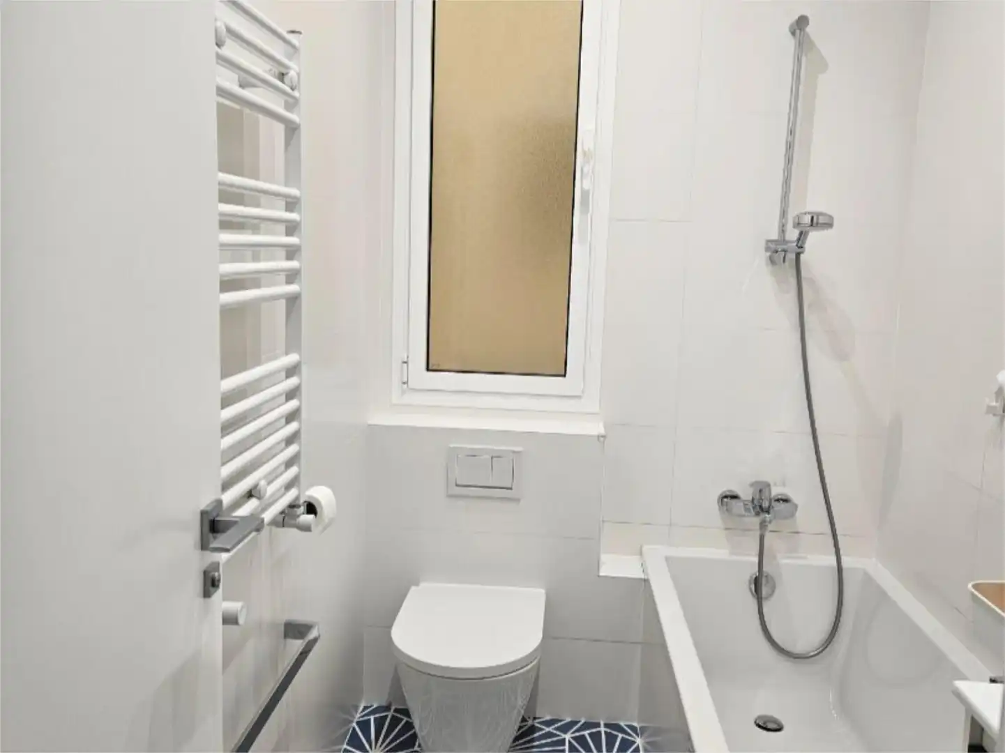 Flat for sale in Argüelles Bathroom of Flat for sale in Madrid with Air Conditioner, Heating and Storage room