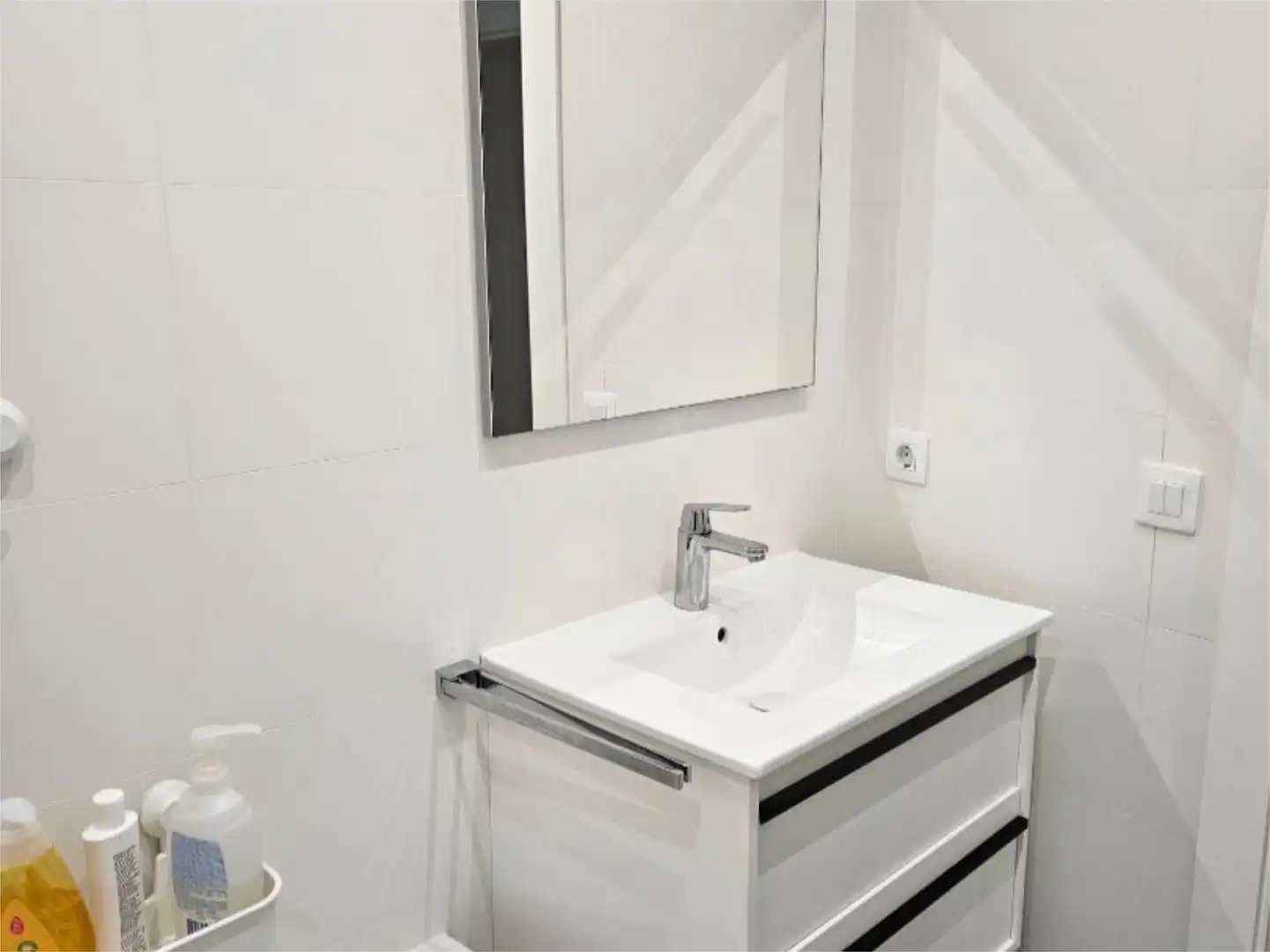 Flat for sale in Argüelles Bathroom of Flat for sale in Madrid with Air Conditioner, Heating and Storage room
