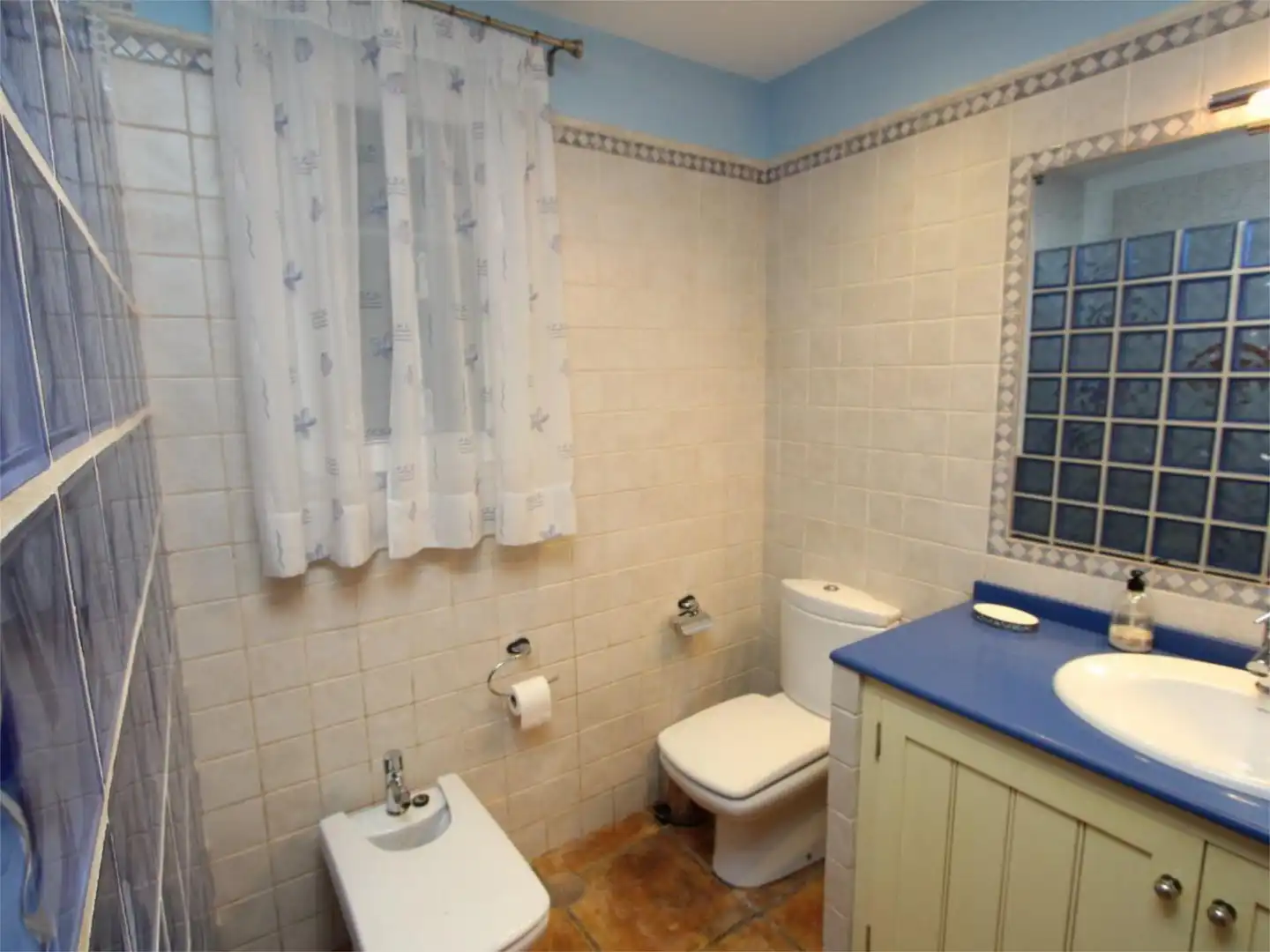 Piso en venta en Calle los Caprichos, Los Belones Baño de Piso en venta en Cartagena con Aire acondicionado, Calefacción y Jardín privado