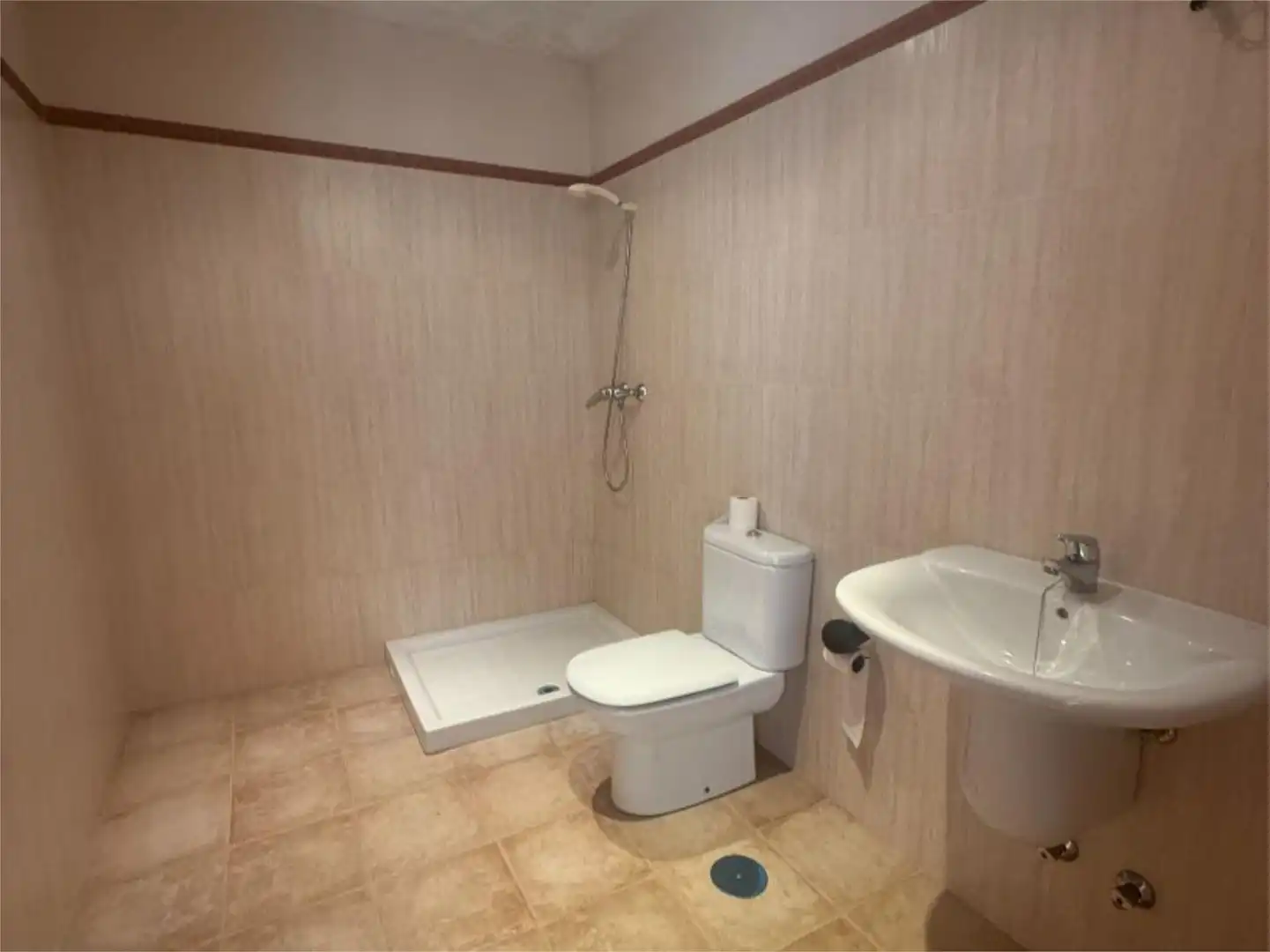 Piso en venta en Calle los Caprichos, Los Belones Baño de Piso en venta en Cartagena con Aire acondicionado, Calefacción y Jardín privado