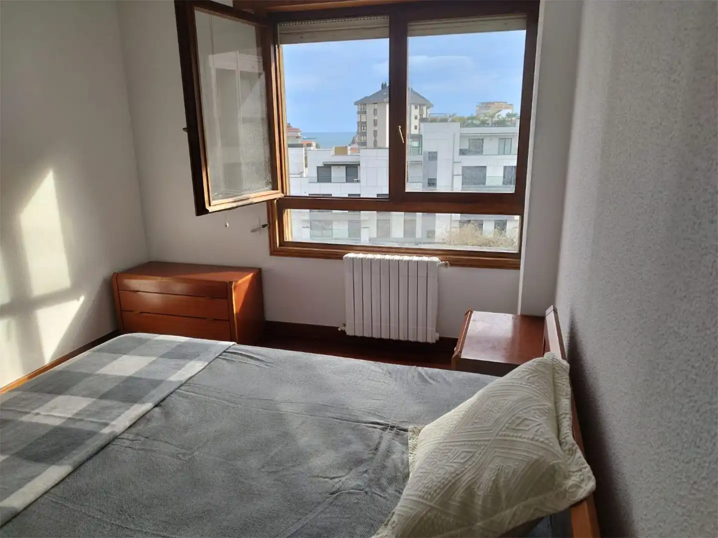 Dormitori de Apartament de lloguer en Santander amb Calefacció, Parquet i Terrassa
