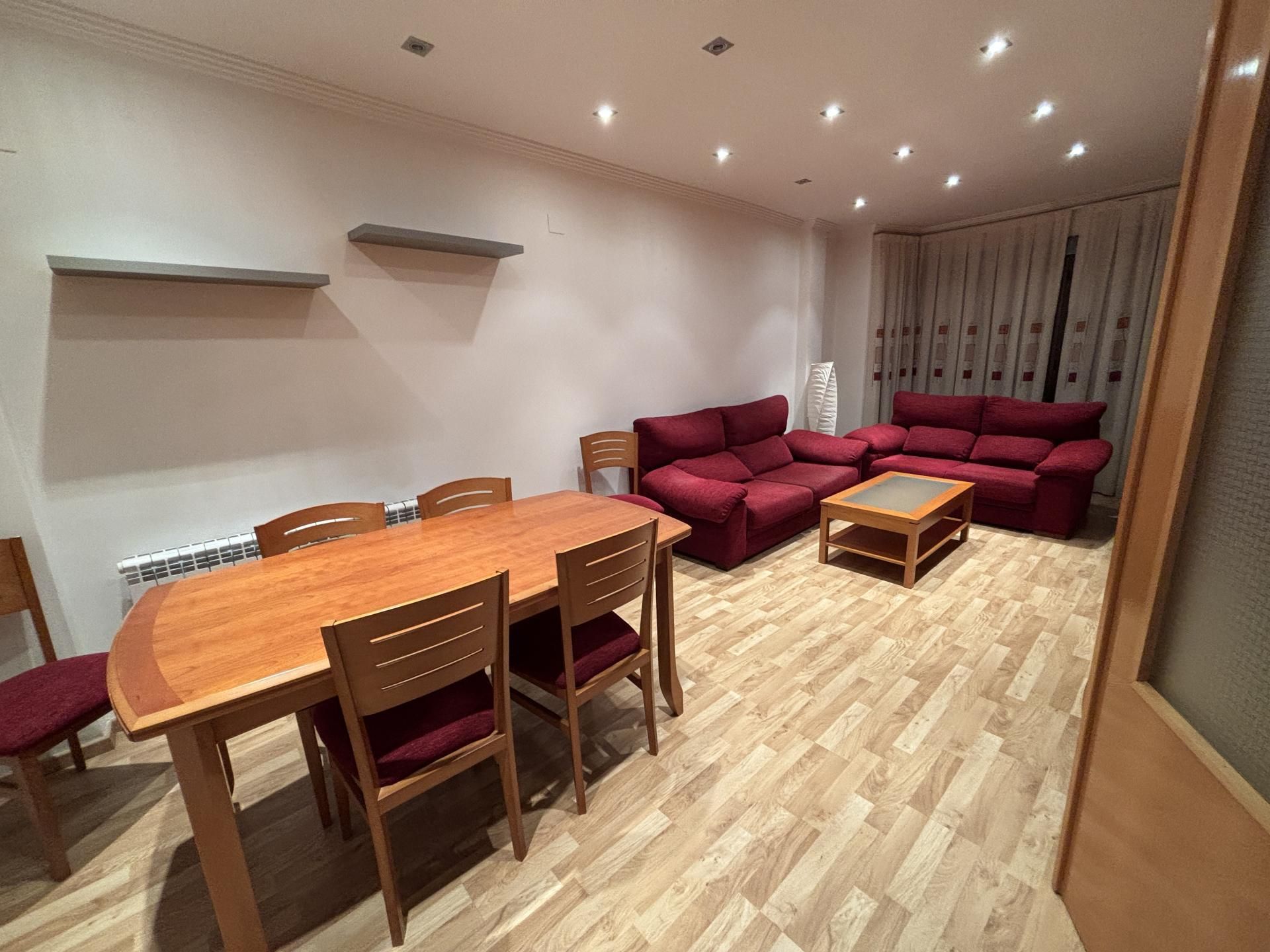 Wohnung miete in Calle Dos de Mayo, 20, Utiel Wohnzimmer von Wohnung miete in Utiel mit Parkett, Möbliert und Balkon