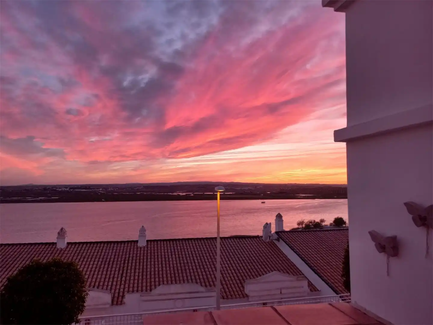 Casa adosada en venda a Calle Islas Baleares, 32, Ayamonte ciudad Vista exterior de Casa adosada en venda en Ayamonte amb Terrassa, Balcó i Piscina comunitària