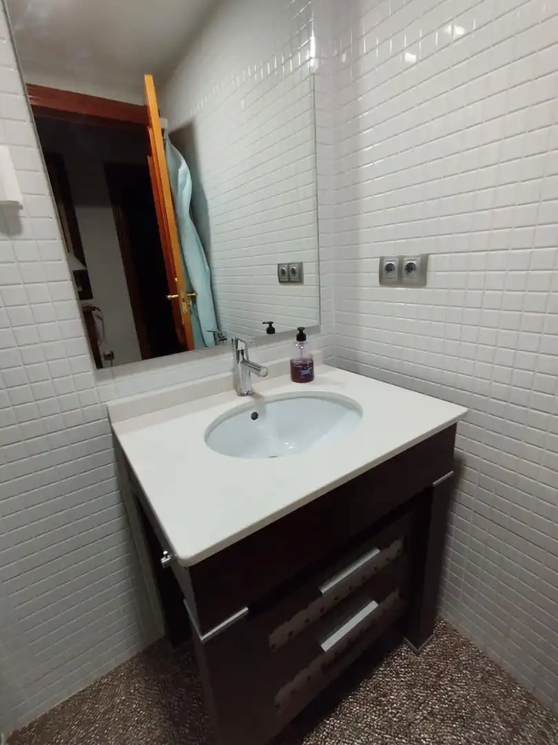 Wohnung zum Verkauf in Calle del Pintor Carmelo Palomino, 10, Peñamefecit - Avda Barcelona Badezimmer von Wohnung zum Verkauf in Jaén Capital mit Klimaanlage und Balkon