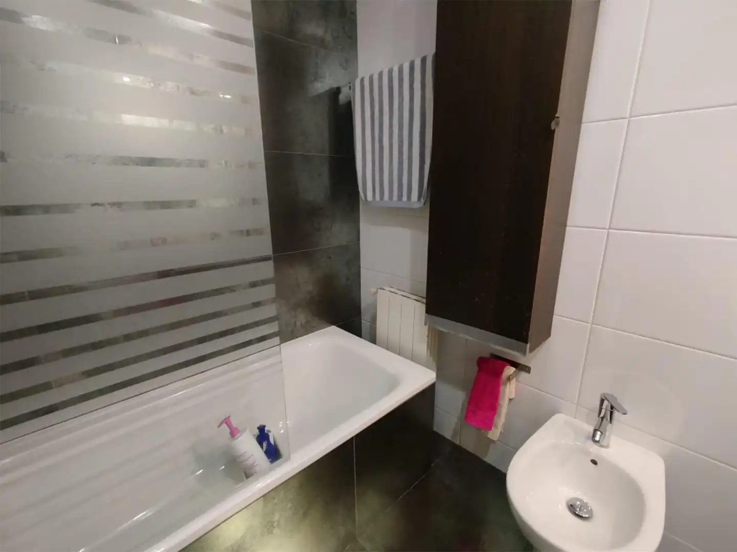 Wohnung zum Verkauf in Calle del Pintor Carmelo Palomino, 10, Peñamefecit - Avda Barcelona Badezimmer von Wohnung zum Verkauf in Jaén Capital mit Klimaanlage und Balkon