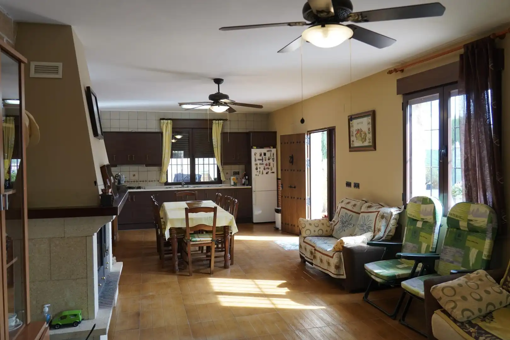 Sala d'estar de Casa o xalet en venda en Huétor Tájar amb Aire condicionat, Terrassa i Piscina