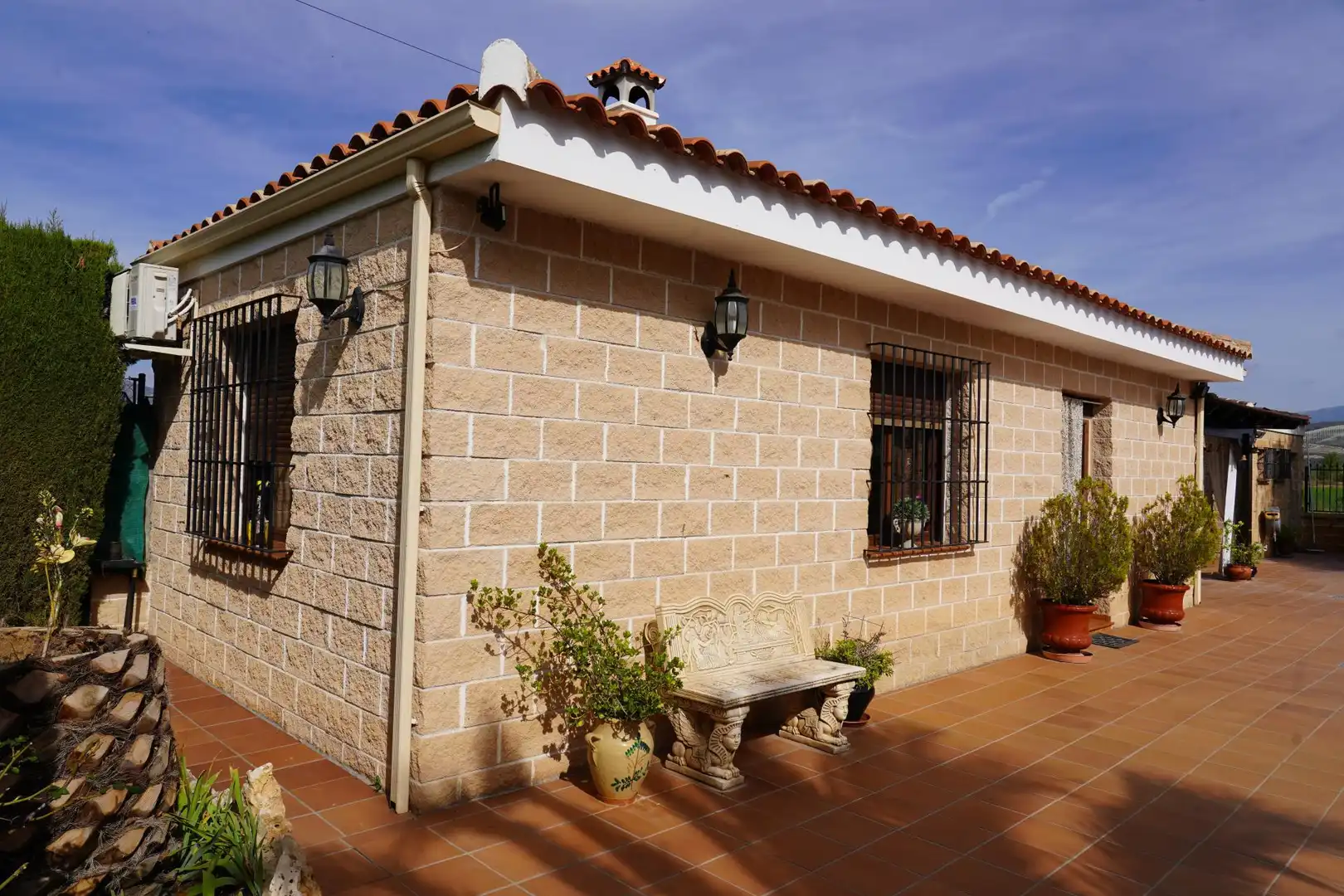 Vista exterior de Casa o xalet en venda en Huétor Tájar amb Aire condicionat, Terrassa i Piscina