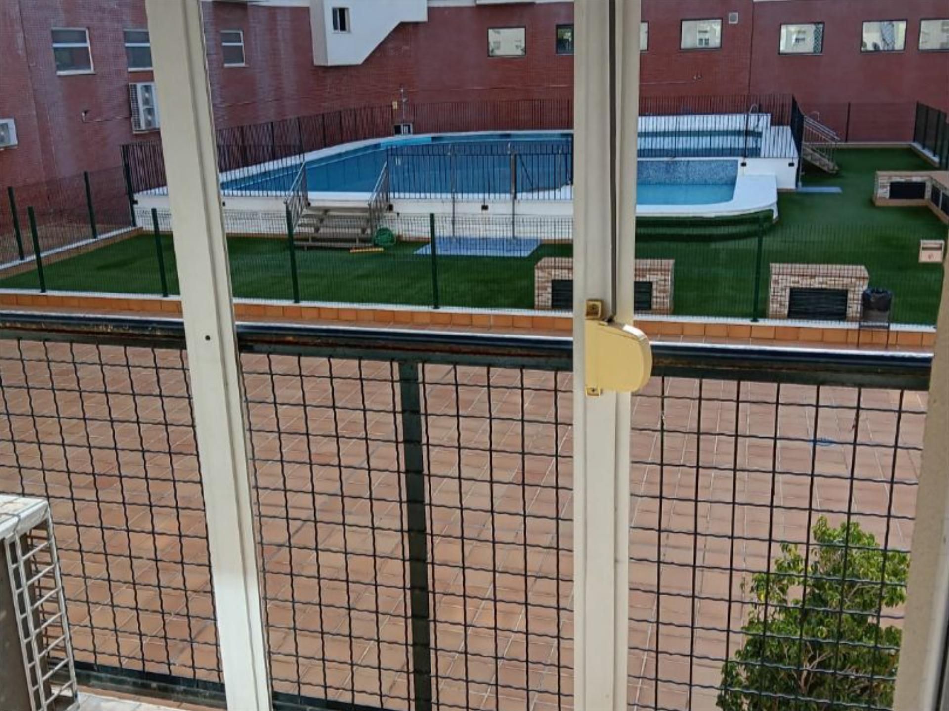 Pis en venda a Calle Thailandia, 8, Colores - Entreparques Piscina de Pis en venda en Sevilla Capital amb Aire condicionat, Terrassa i Piscina