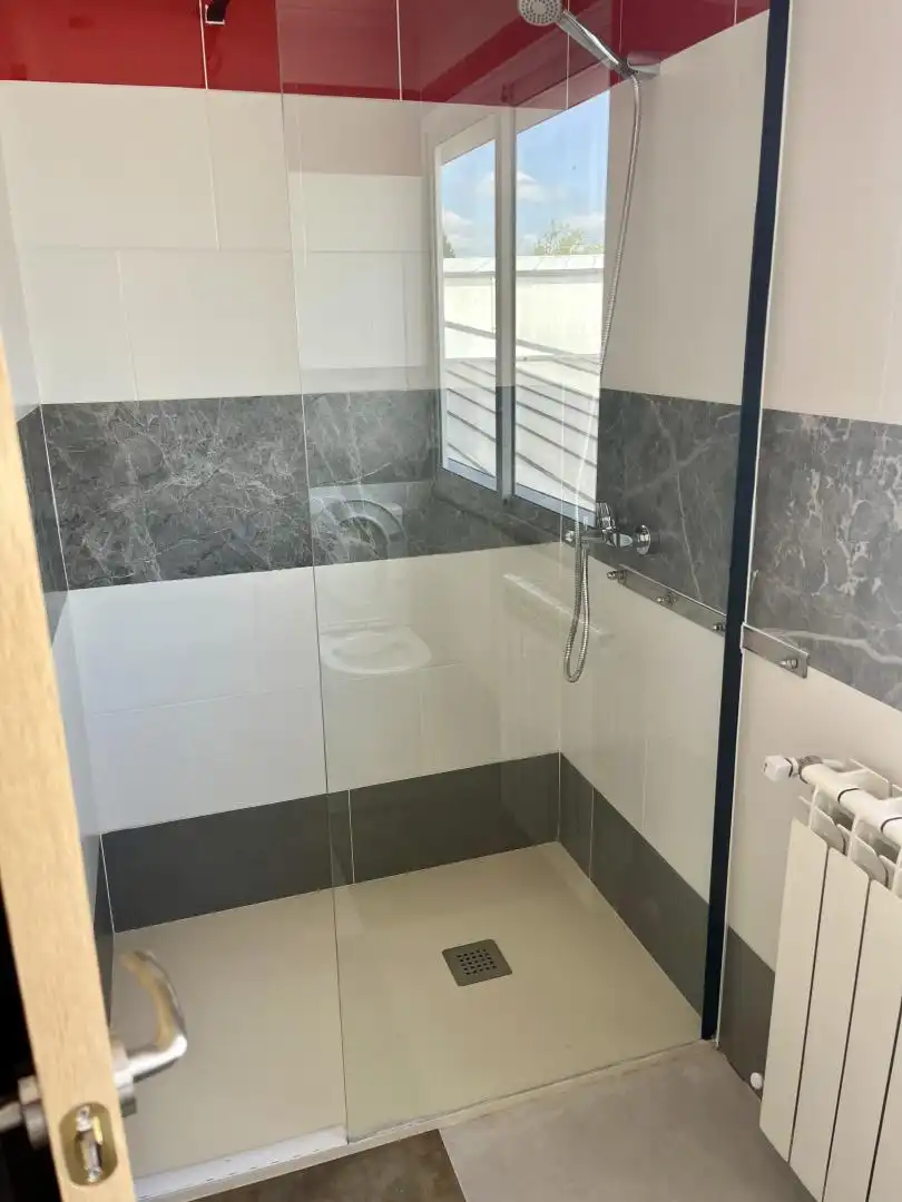 Flat for rent in Rúa dos Artesáns, 23, Parroquias del Oeste Bathroom of Flat for rent in Lugo with Heating, Storage room and Furnished