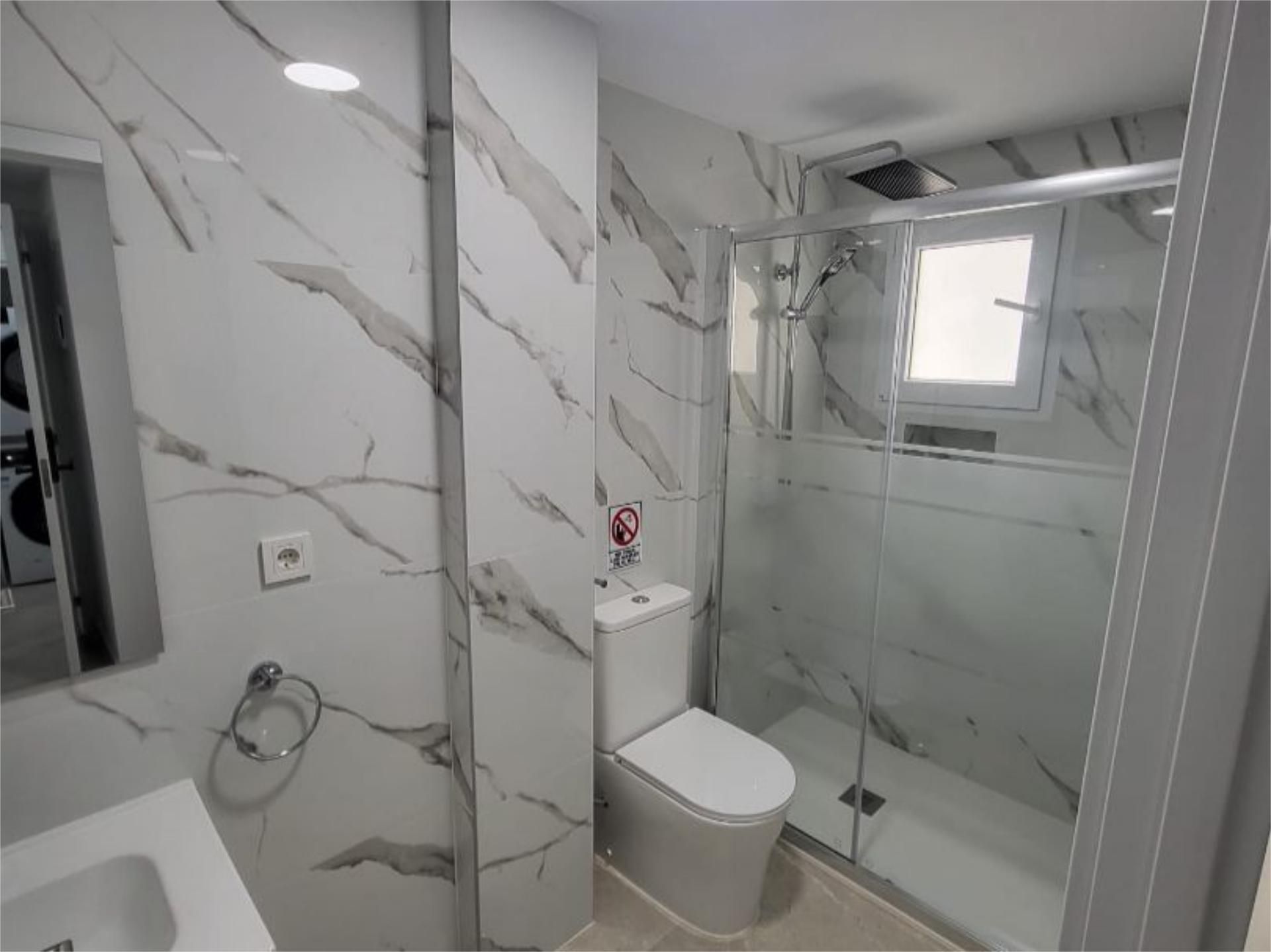 Piso para compartir en Calle Pascual de la Mata, 23, Carolinas Altas Baño de Piso para compartir en Alicante / Alacant con Aire acondicionado, Calefacción y Amueblado