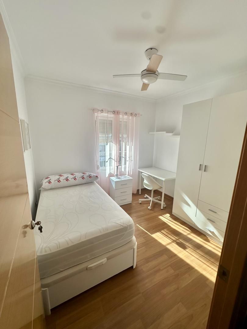 Bedroom of Flat to share in  Huelva Capital  with Air Conditioner, Heating and Parquet flooring