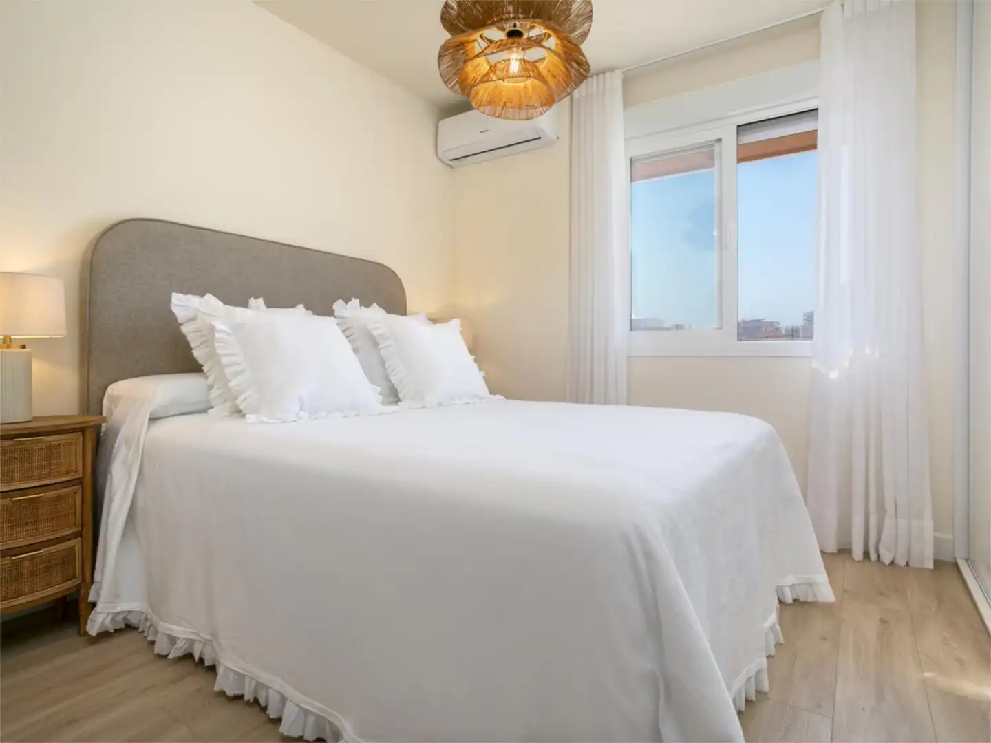 Wohnung zum Verkauf in Paseo Marítimo Rey de España, 61, Playa de los Boliches Schlafzimmer von Wohnung zum Verkauf in Fuengirola mit Klimaanlage, Terrasse und Balkon