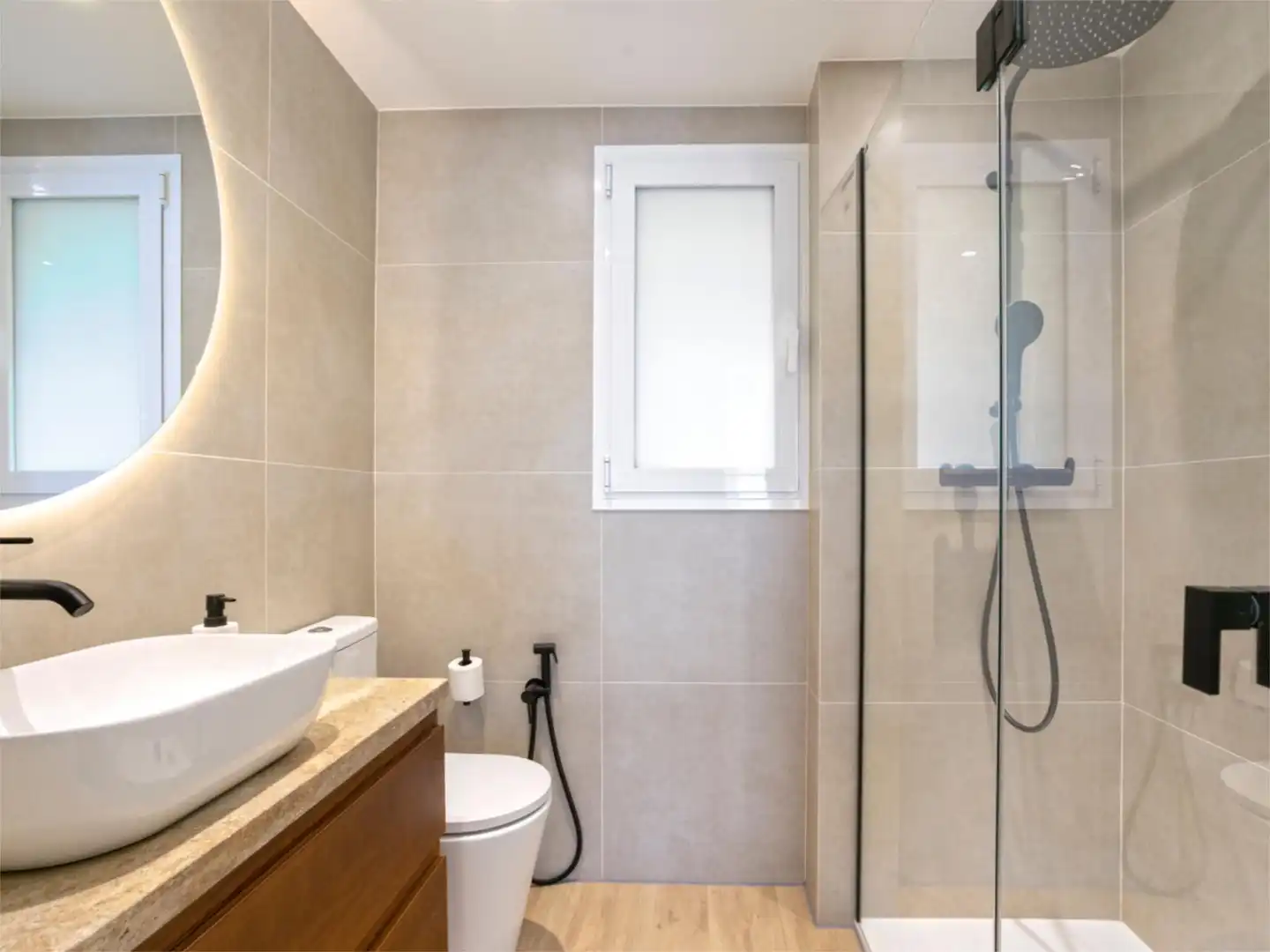 Wohnung zum Verkauf in Paseo Marítimo Rey de España, 61, Playa de los Boliches Badezimmer von Wohnung zum Verkauf in Fuengirola mit Klimaanlage, Terrasse und Balkon