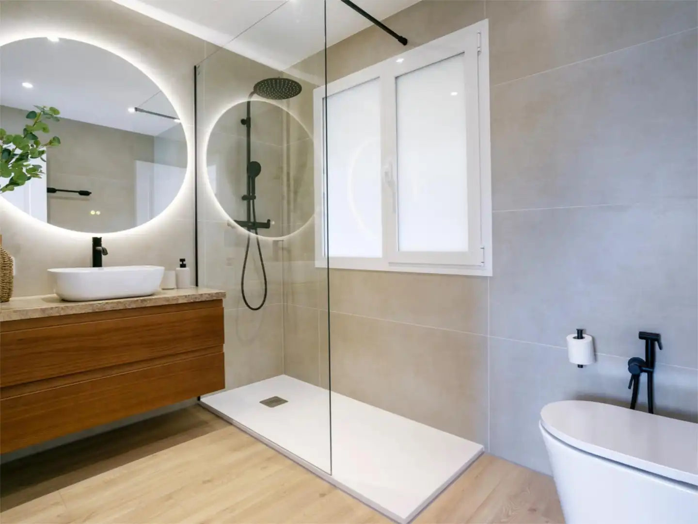 Wohnung zum Verkauf in Paseo Marítimo Rey de España, 61, Playa de los Boliches Badezimmer von Wohnung zum Verkauf in Fuengirola mit Klimaanlage, Terrasse und Balkon