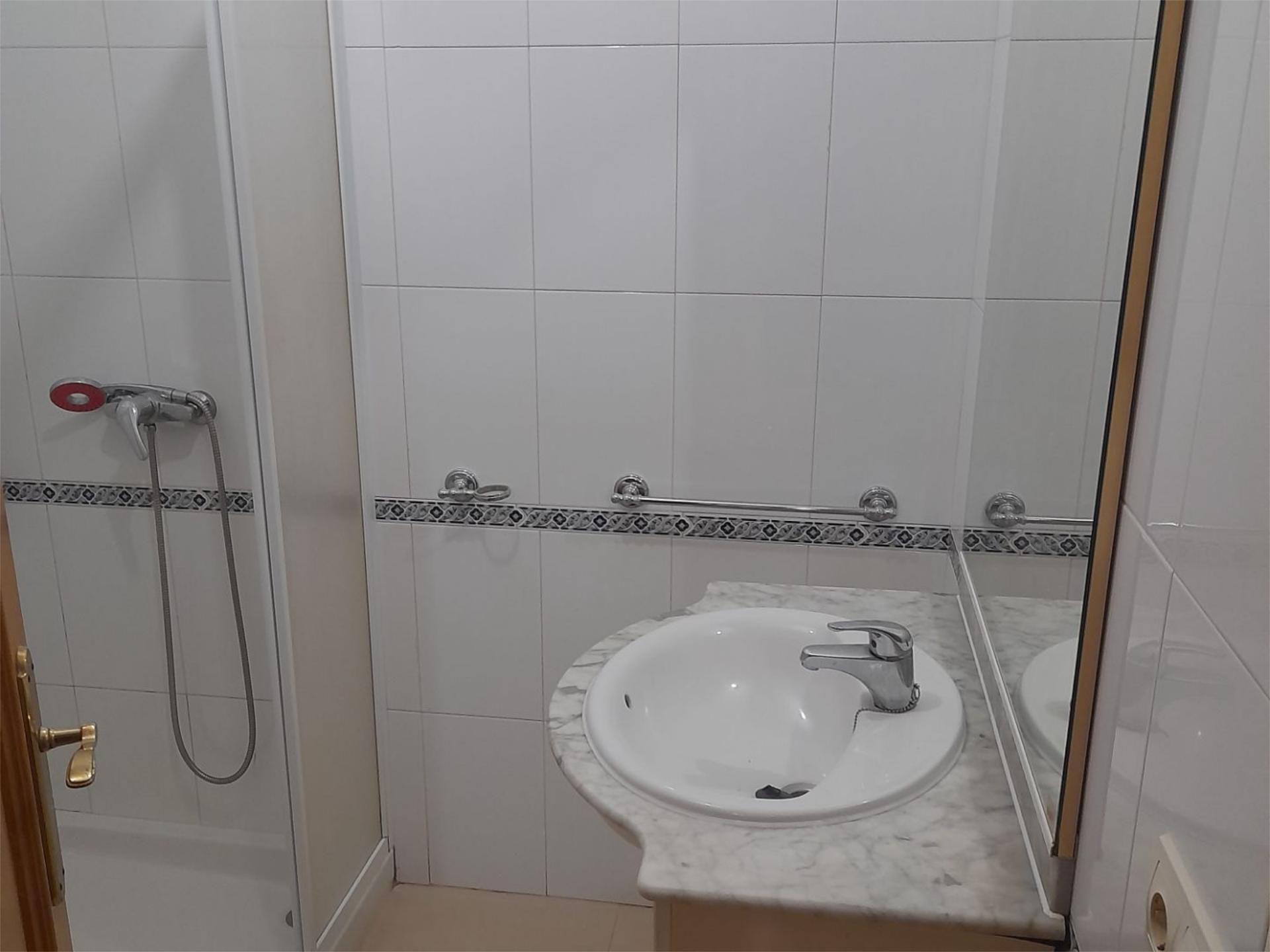 Bathroom of Flat to rent in Meaño  with Heating, Storage room and Furnished