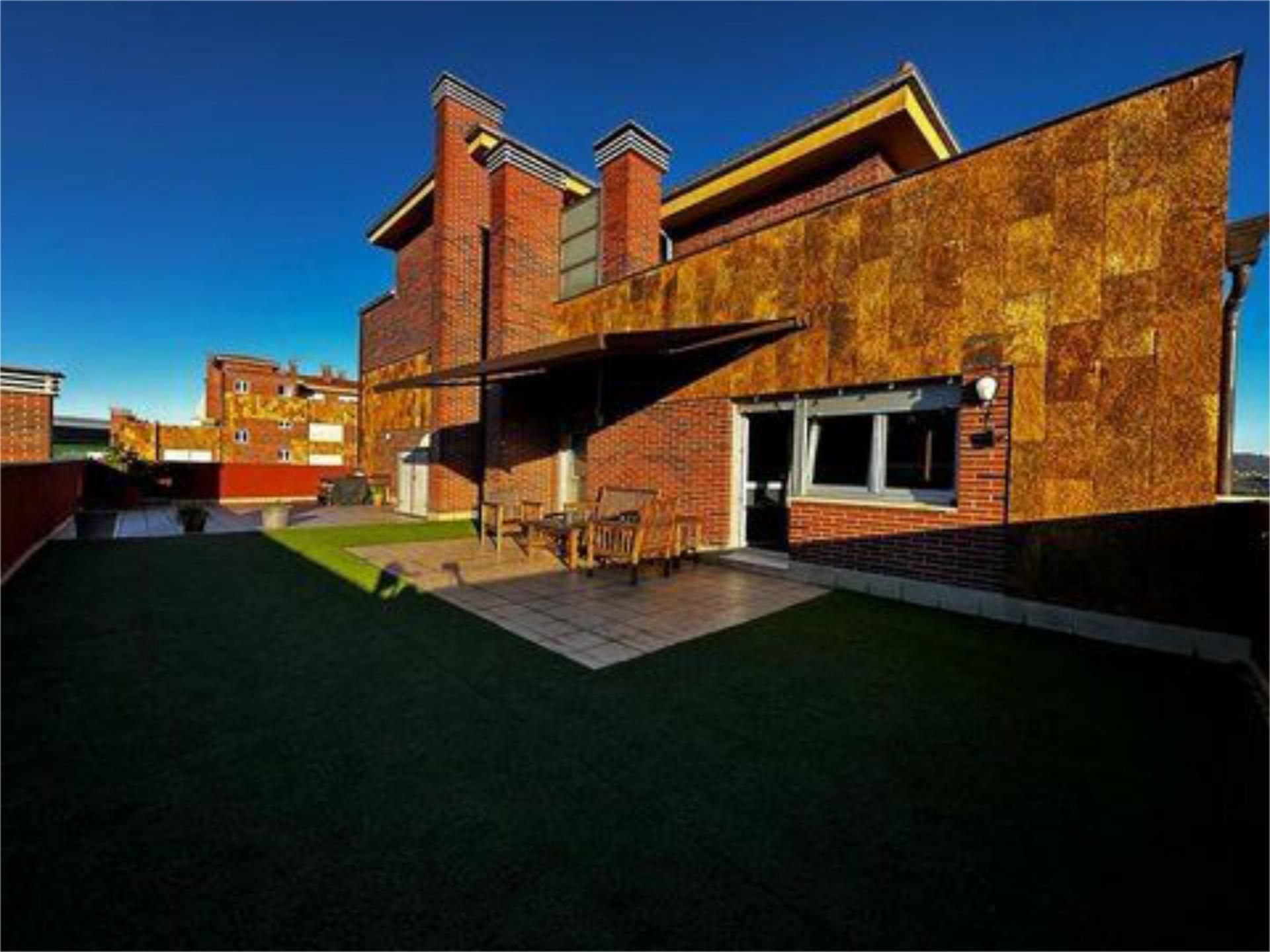 Vista exterior de Pis en venda en Oviedo  amb Calefacció, Parquet i Terrassa