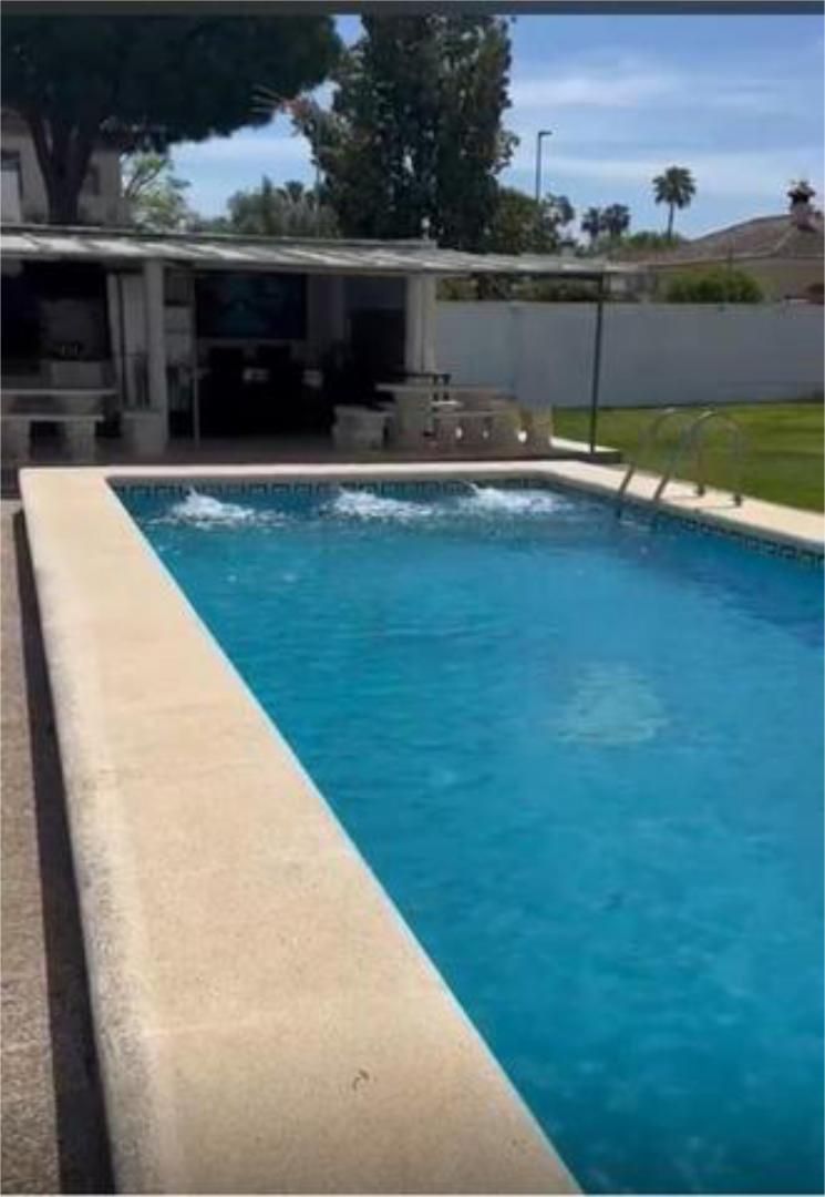 Piscina de Casa adosada de lloguer en Chiclana de la Frontera amb Calefacció, Jardí privat i Terrassa