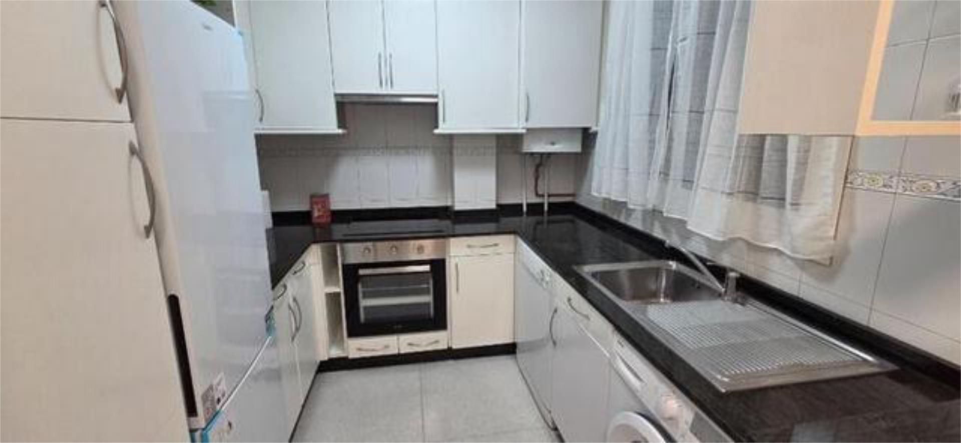 Pis de lloguer a As Travesas - Balaídos Cuina de Pis de lloguer en Vigo amb Calefacció, Terrassa i Moblat