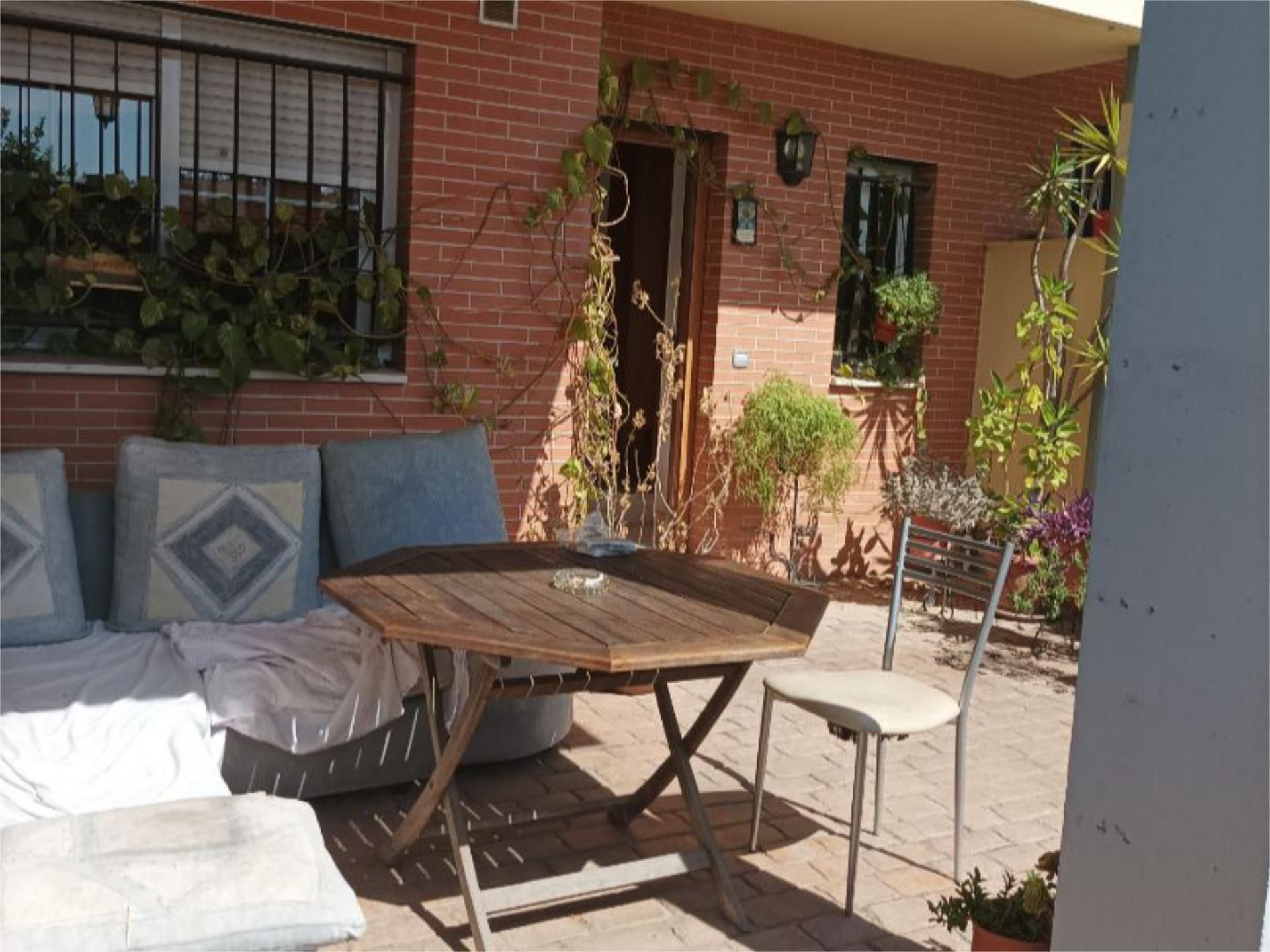 Casa adosada de alquiler en Calle Cardenal Cisneros, 30, Zona Universitaria Terraza de Casa adosada de alquiler en Bormujos con Aire acondicionado, Piscina y Balcón