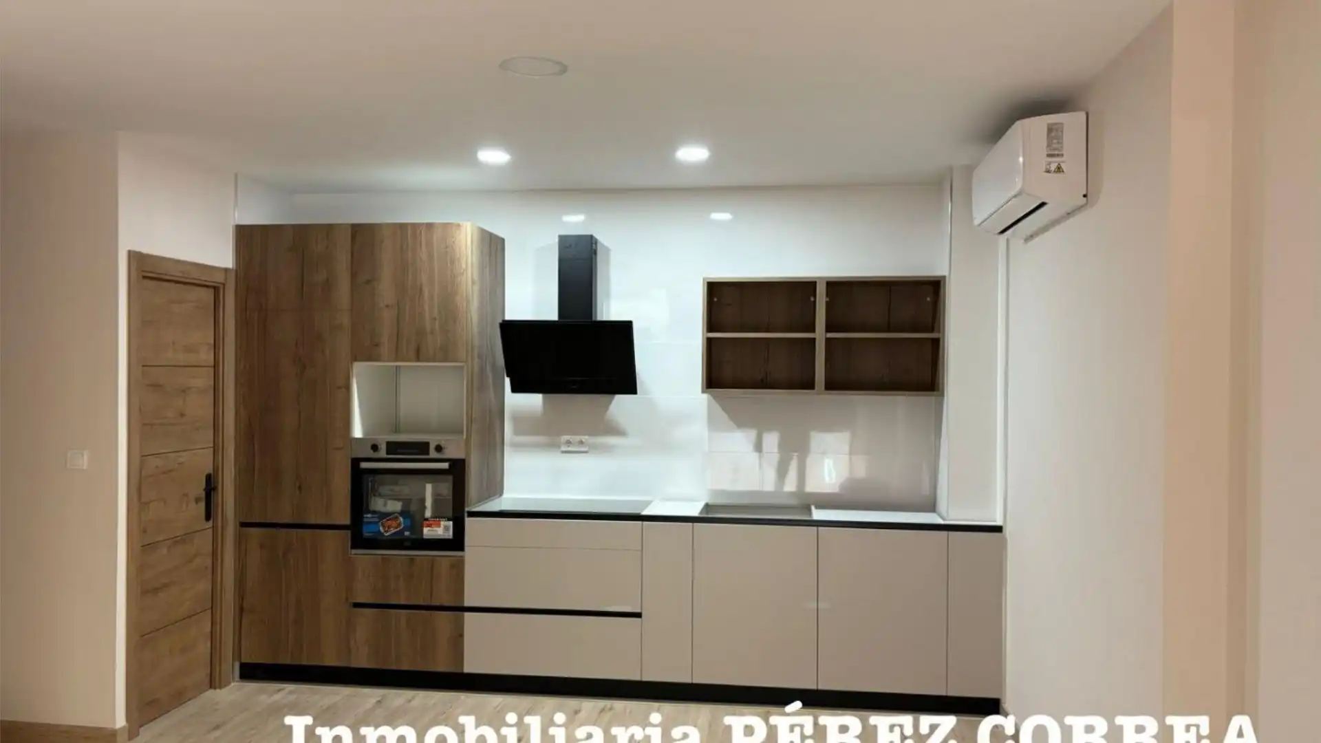 Kitchen of Flat for sale in Salamanca Capital  with Air Conditioner