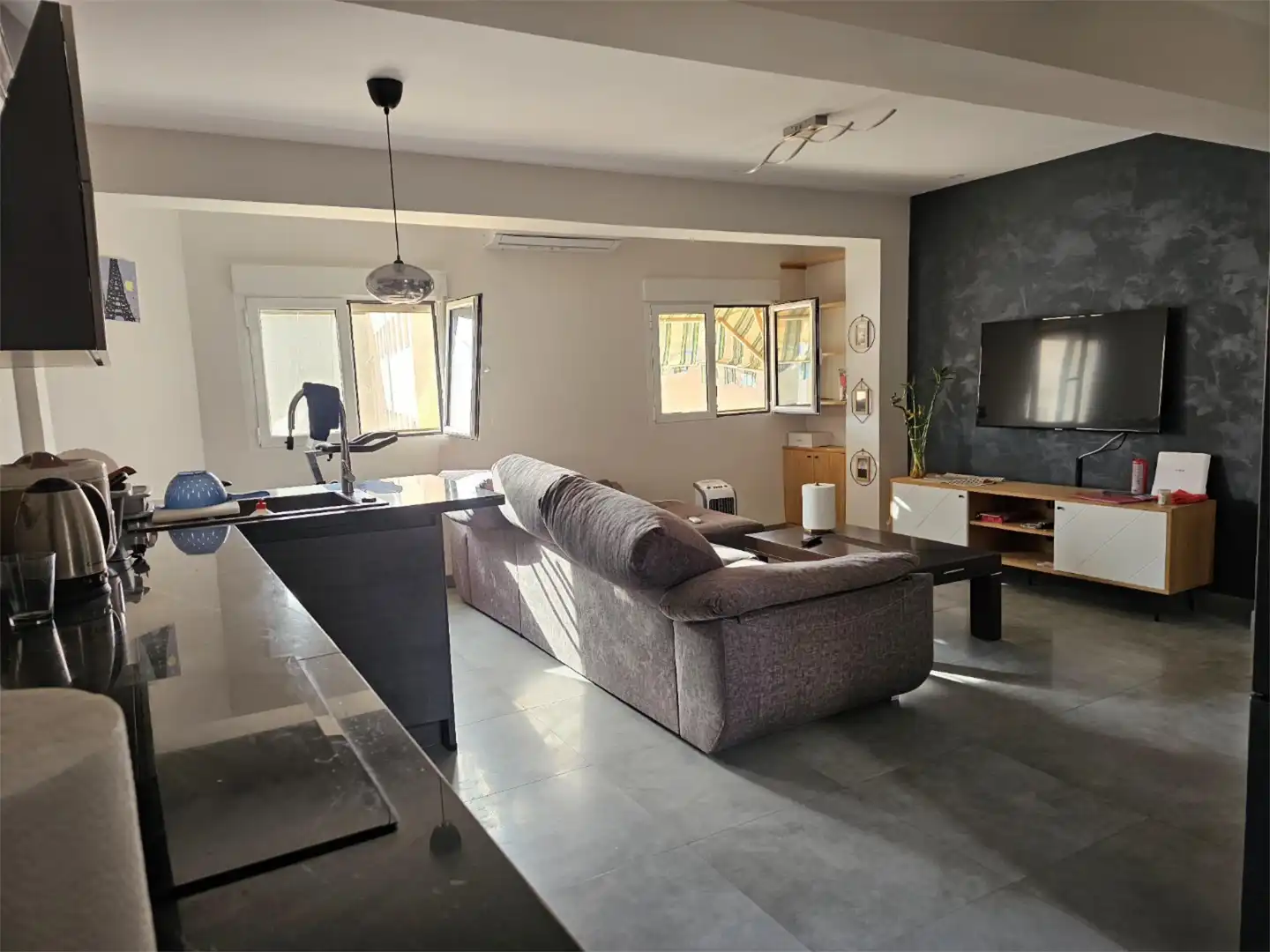 Piso en venta en Calle Madre Mazarelo, 22, Barrio Alto - San Félix Sala de estar de Piso en venta en Almería con Aire acondicionado, Trastero y Amueblado