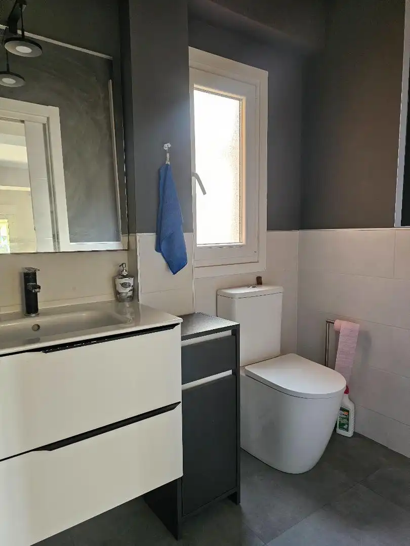 Piso en venta en Calle Madre Mazarelo, 22, Barrio Alto - San Félix Baño de Piso en venta en Almería con Aire acondicionado, Trastero y Amueblado