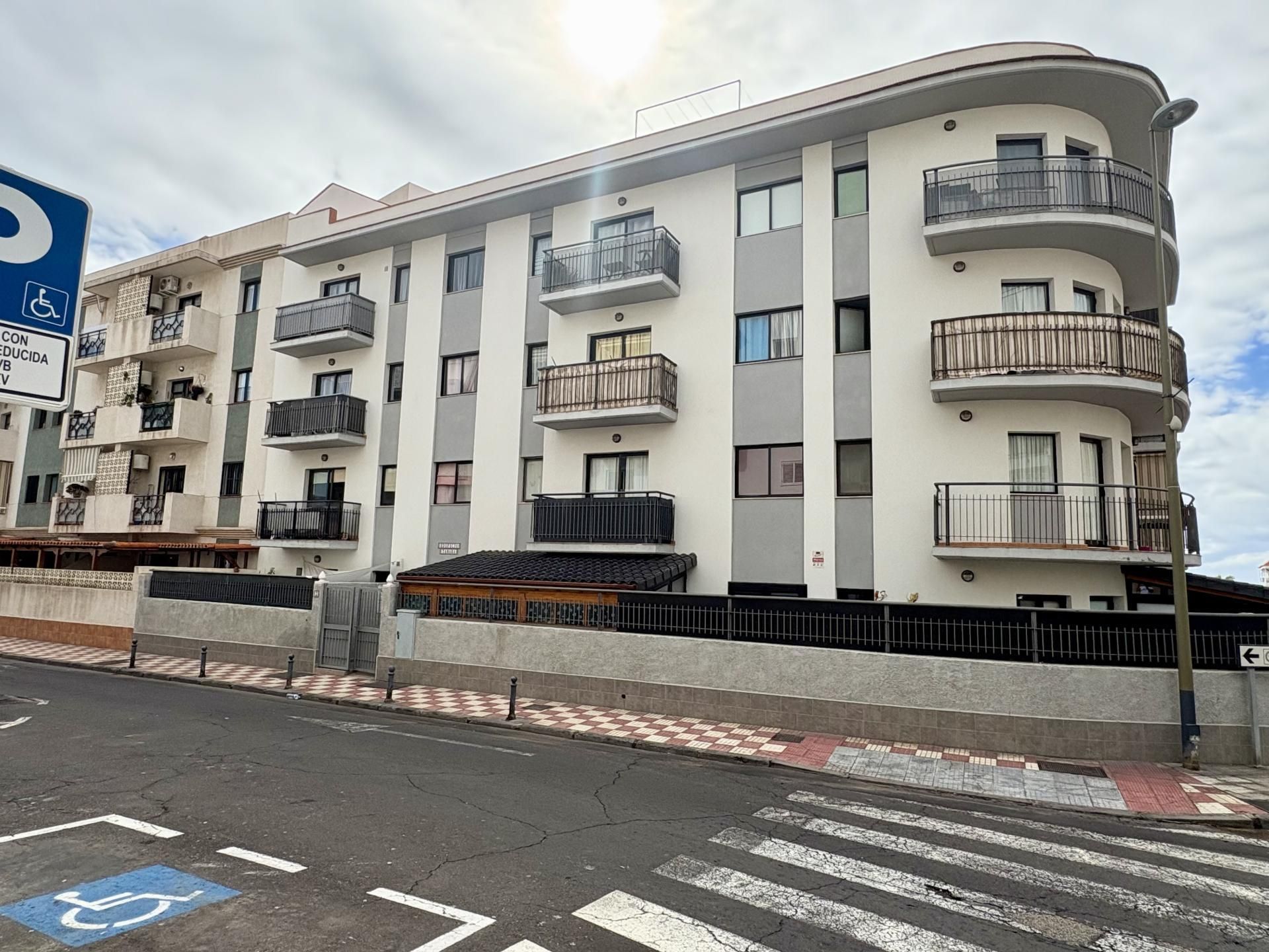 Apartamento de alquiler en Avenida Viera y Clavijo, 2, Casco Urbano Vista exterior de Apartamento de alquiler en Adeje con Amueblado y Balcón