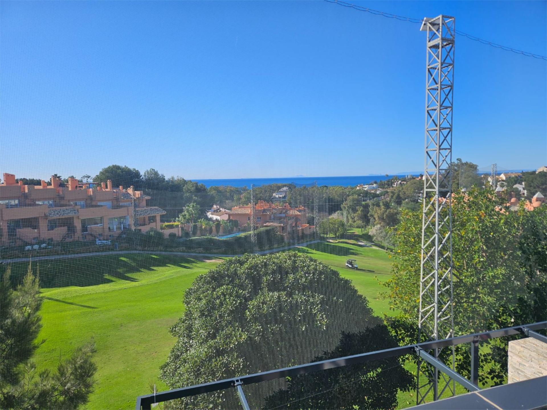 Vista exterior de Dúplex en venda en Marbella amb Aire condicionat, Terrassa i Piscina