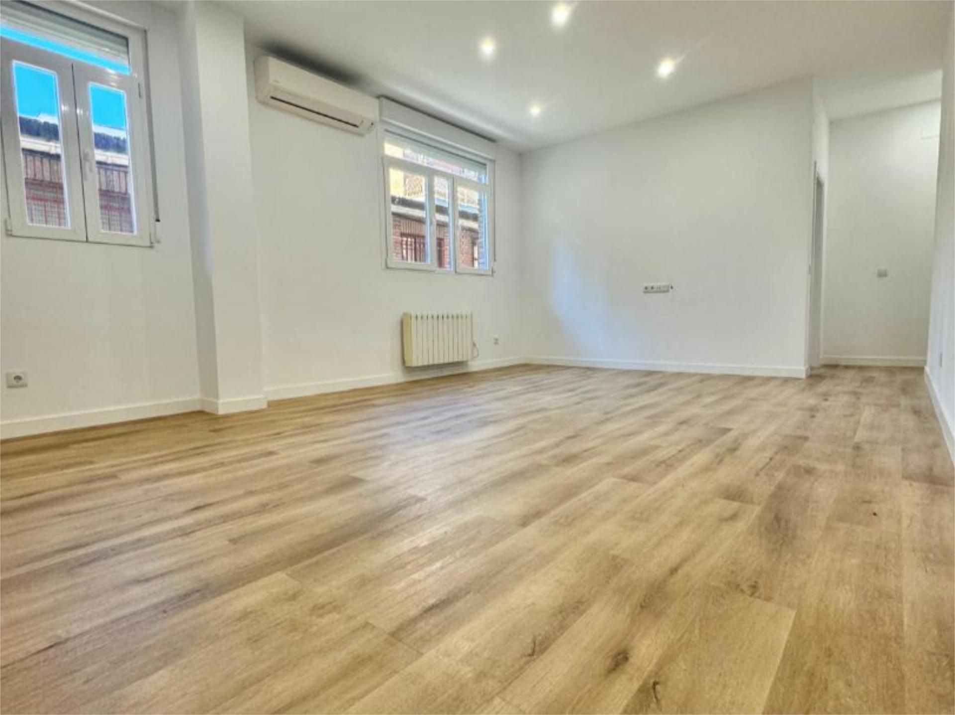 Bedroom of Flat to rent in  Madrid Capital  with Air Conditioner, Heating and Parquet flooring