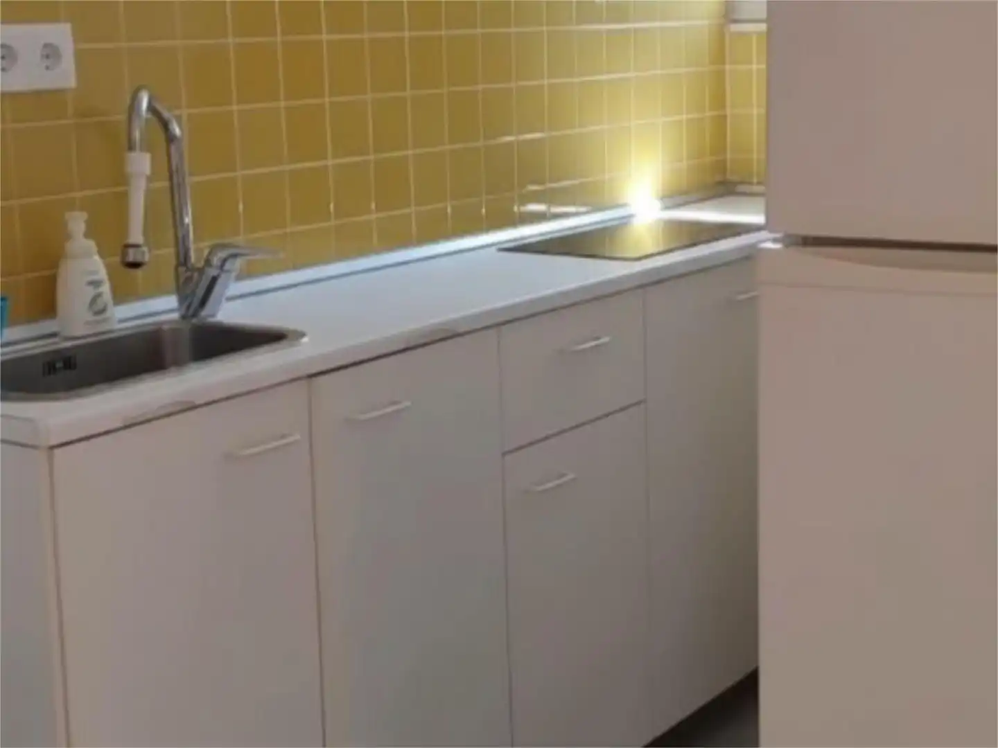 Piso en venta en Avenida Carvajal, Las Gaviotas - Carvajal Cocina de Piso en venta en Fuengirola con Amueblado y Parking comunitario