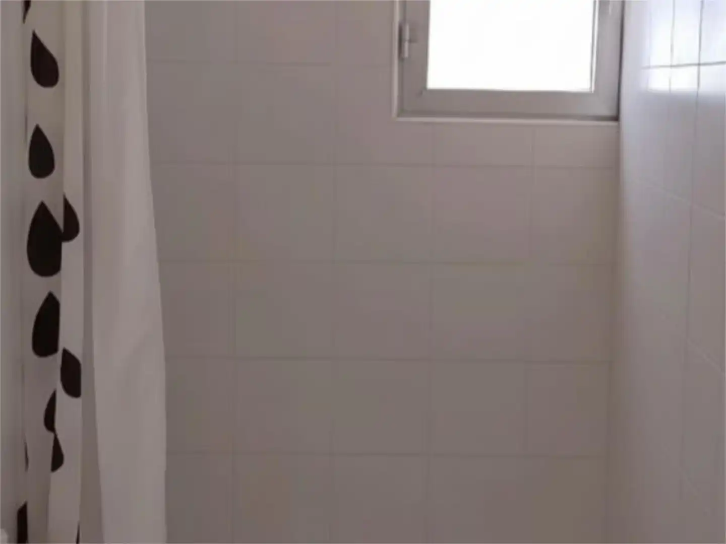 Piso en venta en Avenida Carvajal, Las Gaviotas - Carvajal Baño de Piso en venta en Fuengirola con Amueblado y Parking comunitario