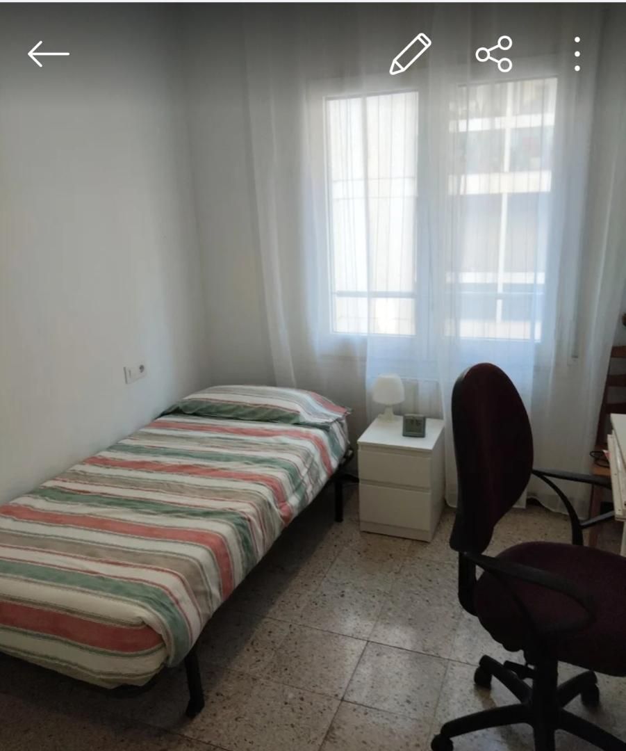 Pis per a compartir a Carrer de Pere III, 42, Centre Dormitori de Pis per a compartir en Figueres amb Aire condicionat, Calefacció i Moblat