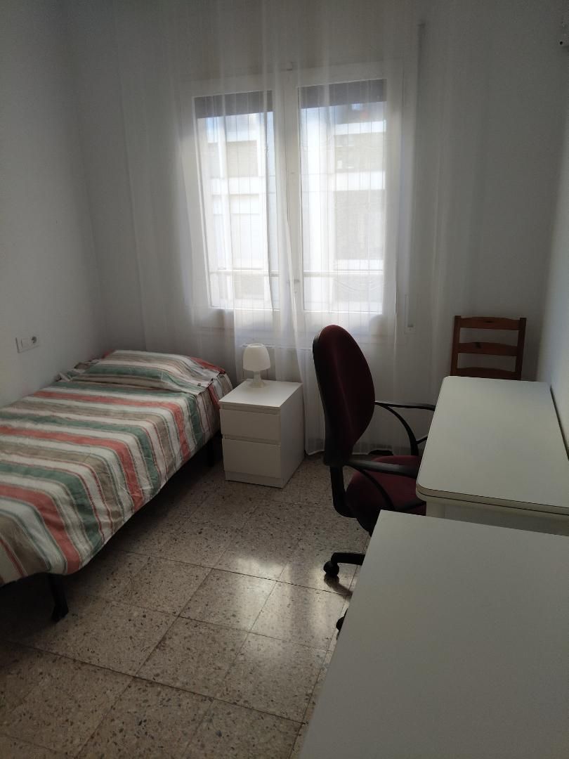 Bedroom of Flat to share in Figueres  with Air Conditioner, Heating and Furnished