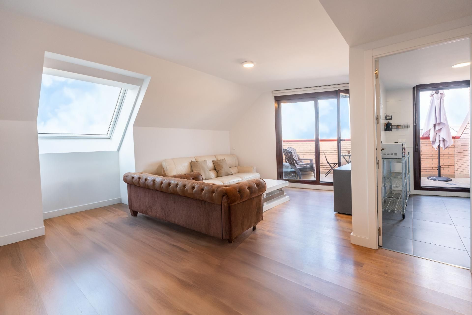 Piso de alquiler en Calle Juan Carlos I, 11, Casco Antiguo Sala de estar de Piso de alquiler en Boadilla del Monte con Aire acondicionado y Terraza