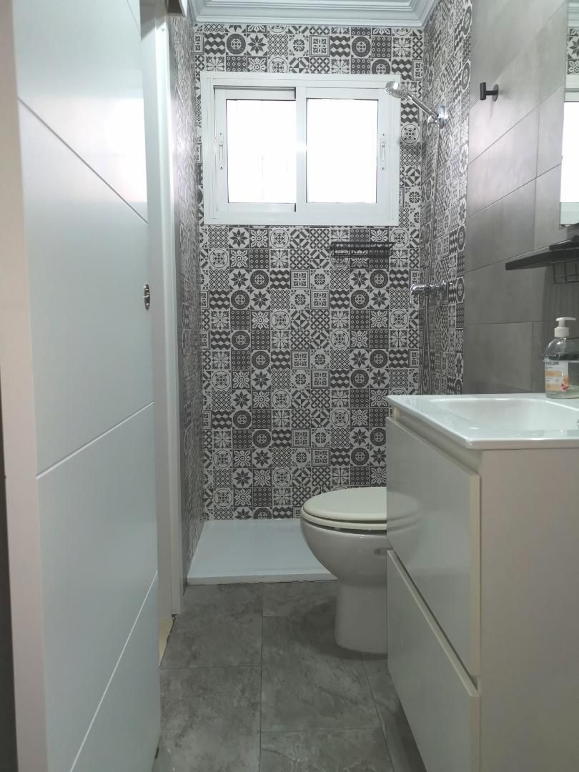 Single-family semi-detached for sale in Calle Muñoz Seca, 2a, San José de la Rinconada Bathroom of Single-family semi-detached for sale in La Rinconada with Air Conditioner, Terrace and Balcony