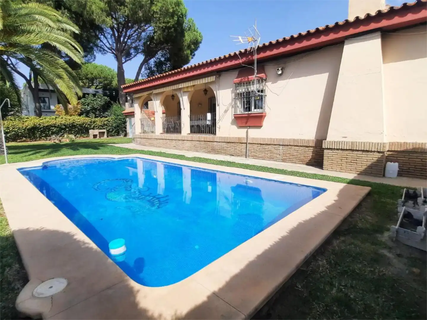 Piscina de Casa o chalet en venta en Carmona con Aire acondicionado, Jardín privado y Trastero