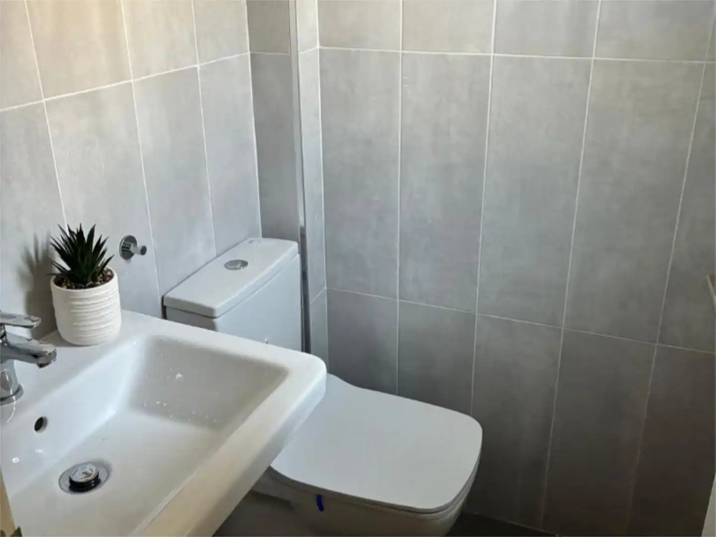 Einfamilien-Reihenhaus zum Verkauf in Lancha del Genil Badezimmer von Einfamilien-Reihenhaus zum Verkauf in Granada Capital mit Terrasse und Balkon