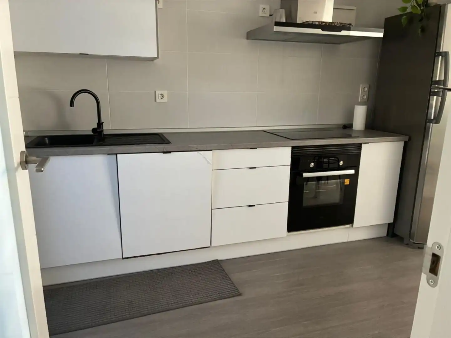 Einfamilien-Reihenhaus zum Verkauf in Lancha del Genil Küche von Einfamilien-Reihenhaus zum Verkauf in Granada Capital mit Terrasse und Balkon