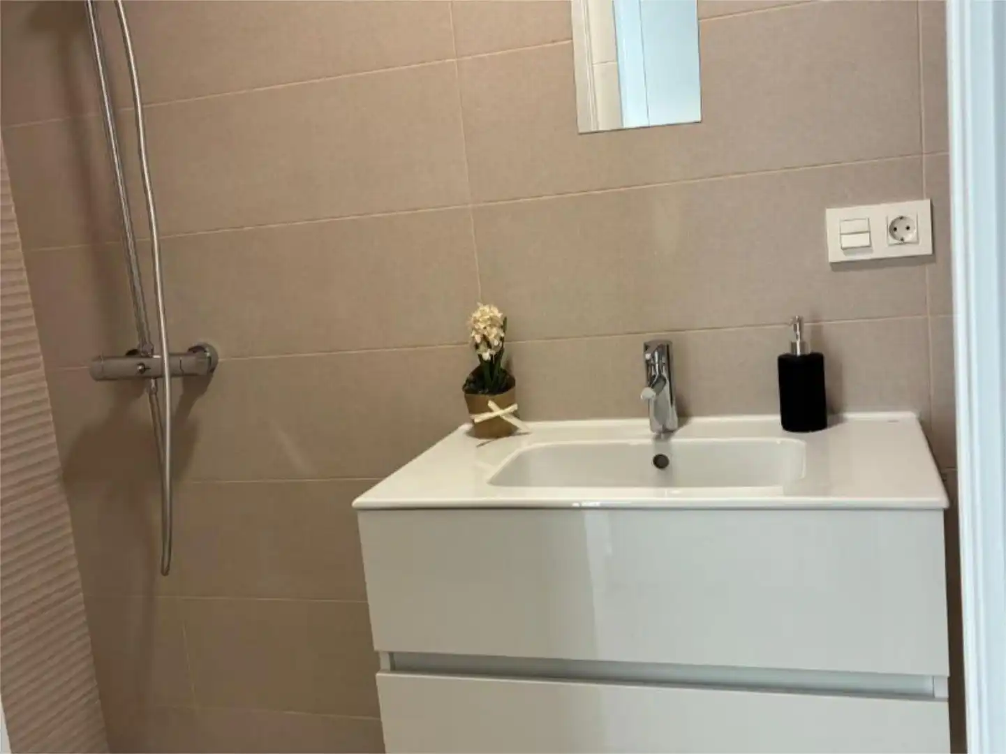 Einfamilien-Reihenhaus zum Verkauf in Lancha del Genil Badezimmer von Einfamilien-Reihenhaus zum Verkauf in Granada Capital mit Terrasse und Balkon