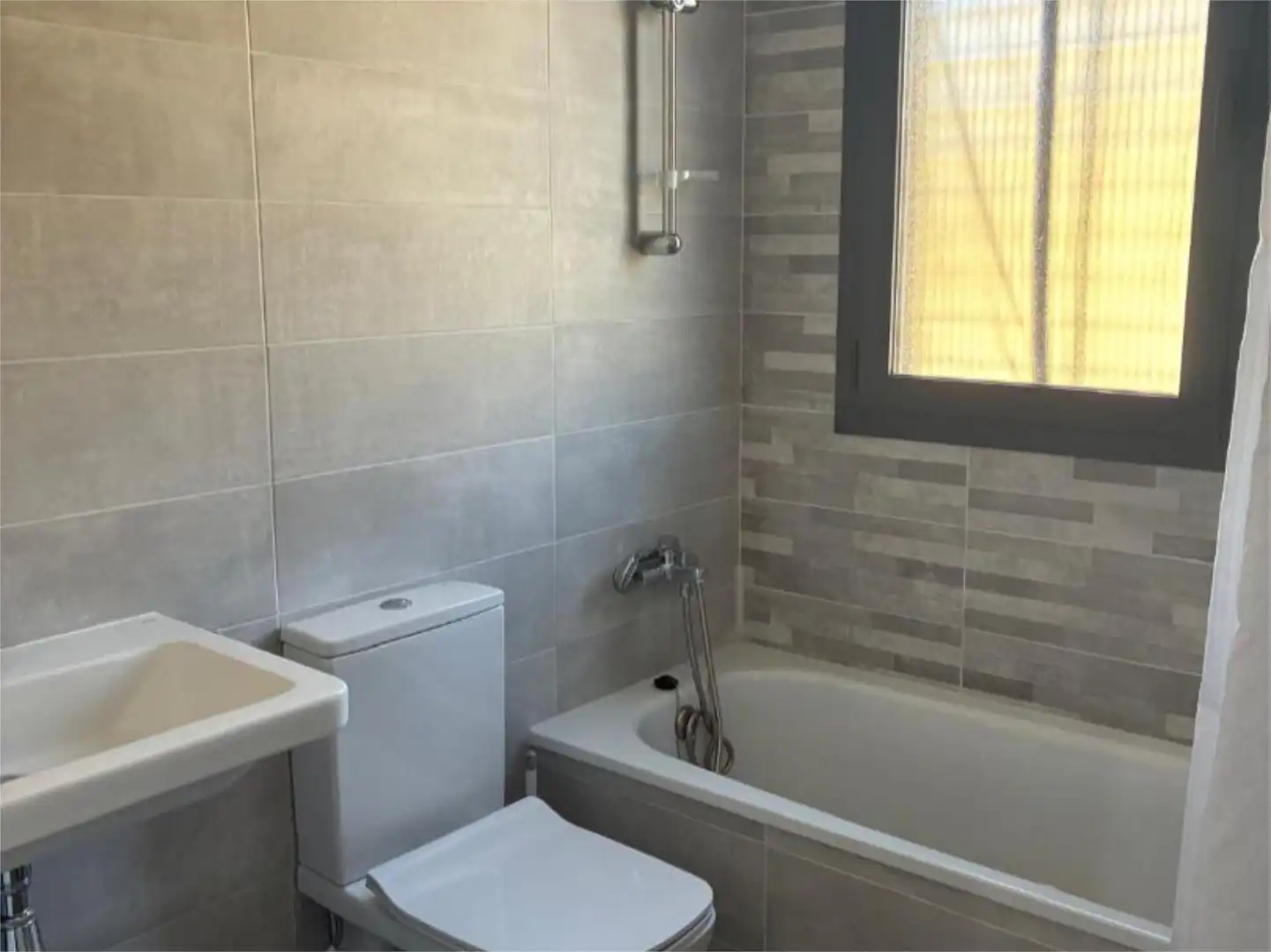Einfamilien-Reihenhaus zum Verkauf in Lancha del Genil Badezimmer von Einfamilien-Reihenhaus zum Verkauf in Granada Capital mit Terrasse und Balkon