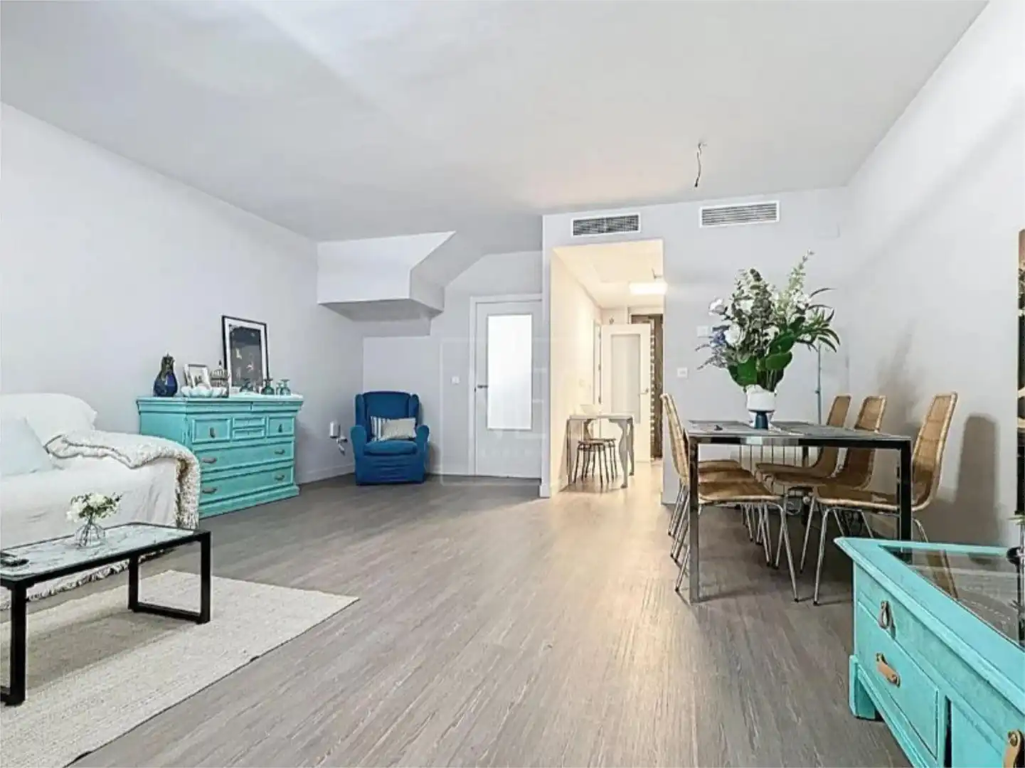 Einfamilien-Reihenhaus zum Verkauf in Lancha del Genil Wohnzimmer von Einfamilien-Reihenhaus zum Verkauf in Granada Capital mit Terrasse und Balkon