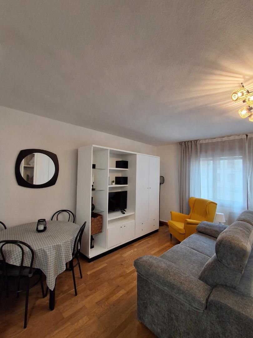 Estudi de lloguer a Calle Membrilleras, 30, Membrilleras - Levante Dormitori de Estudi de lloguer en Jaca amb Calefacció, Parquet i Traster