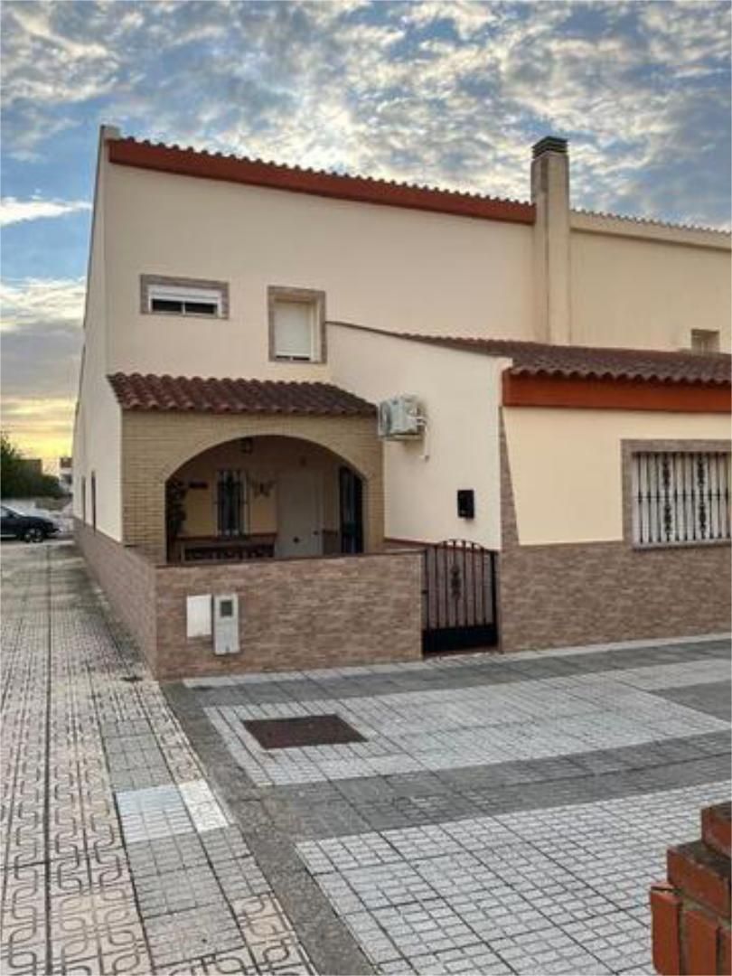 Vista exterior de Casa o xalet en venda en Badajoz Capital amb Calefacció, Terrassa i Traster
