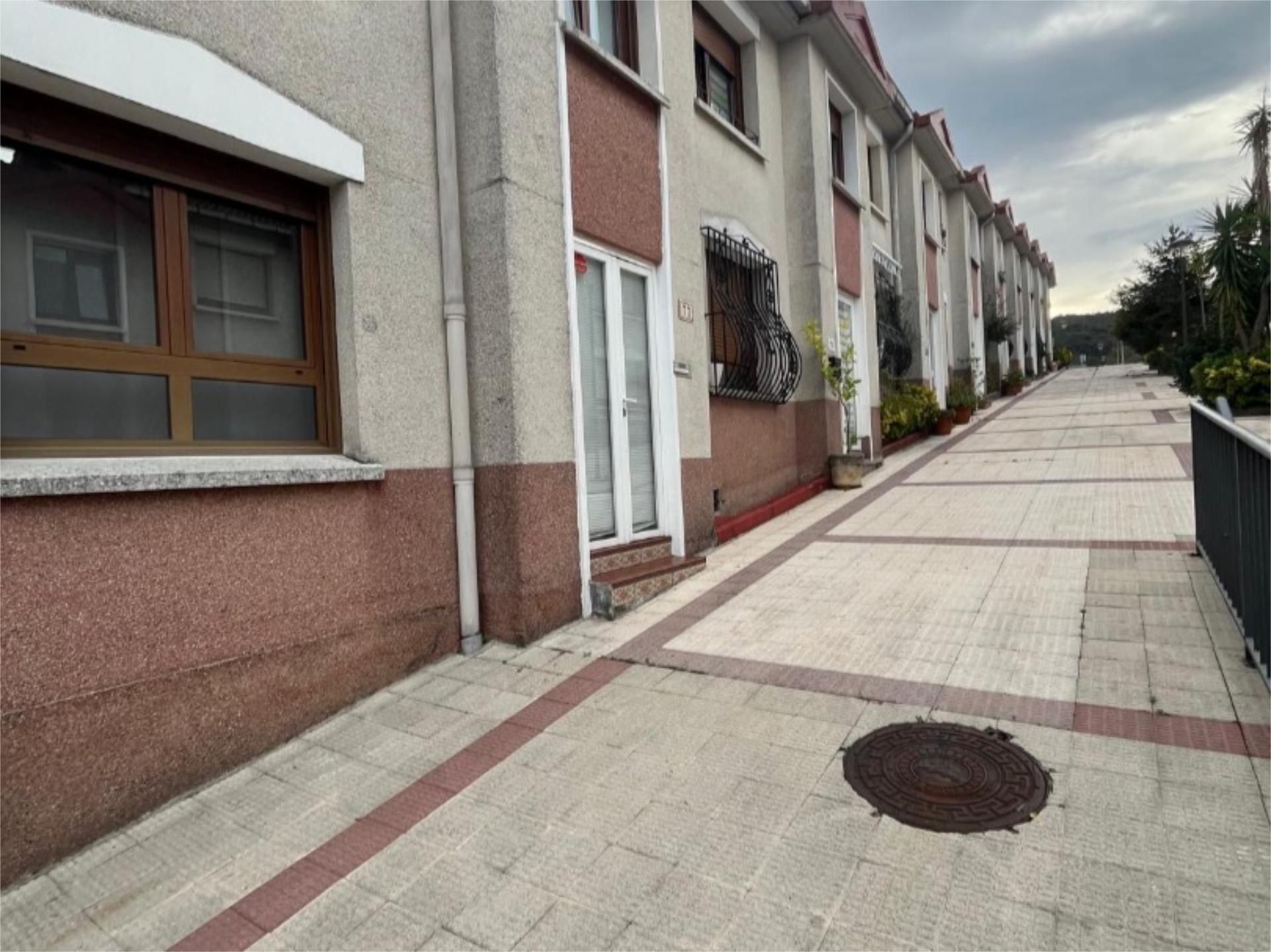Vista exterior de Casa adosada en venda en Irun  amb Terrassa