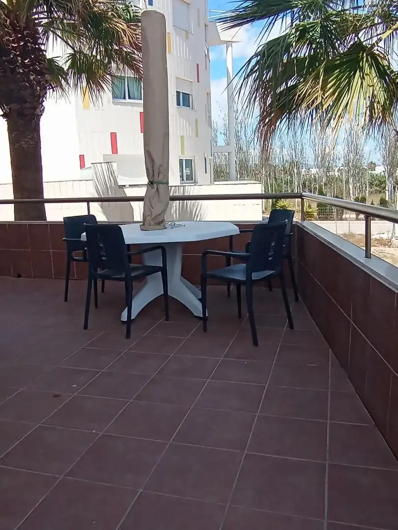 Apartamento de alquiler en Carrer Rosales, 4, Oliva Nova Terraza de Apartamento de alquiler en Oliva con Aire acondicionado, Calefacción y Jardín privado